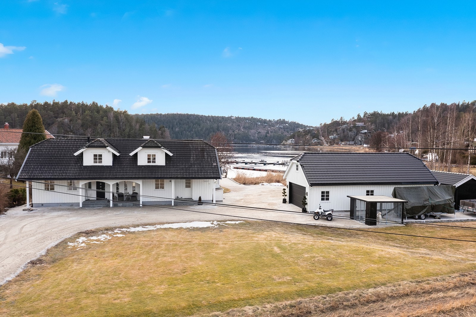 Stor velholdt bolig med 2 boenheter og stor nybygget garasje (ca 80 kvm) Galleribilde