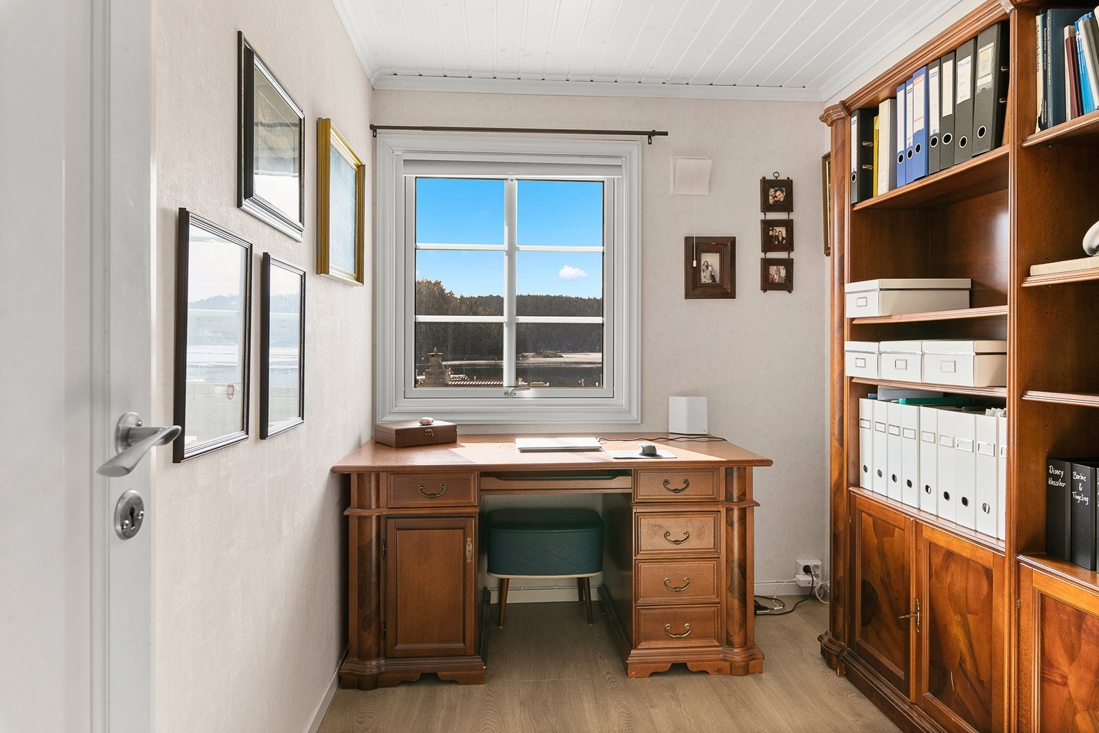 Soverom innredet som kontor Galleribilde