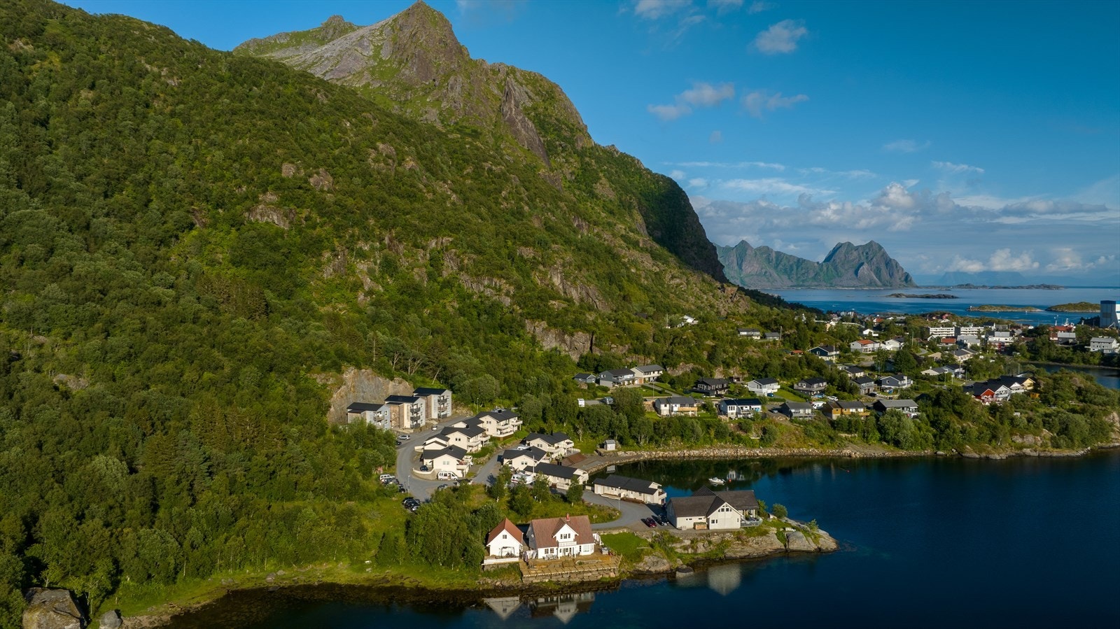 Boligen ligger nært sjøen og man har stier opp til fjellene like ved Galleribilde