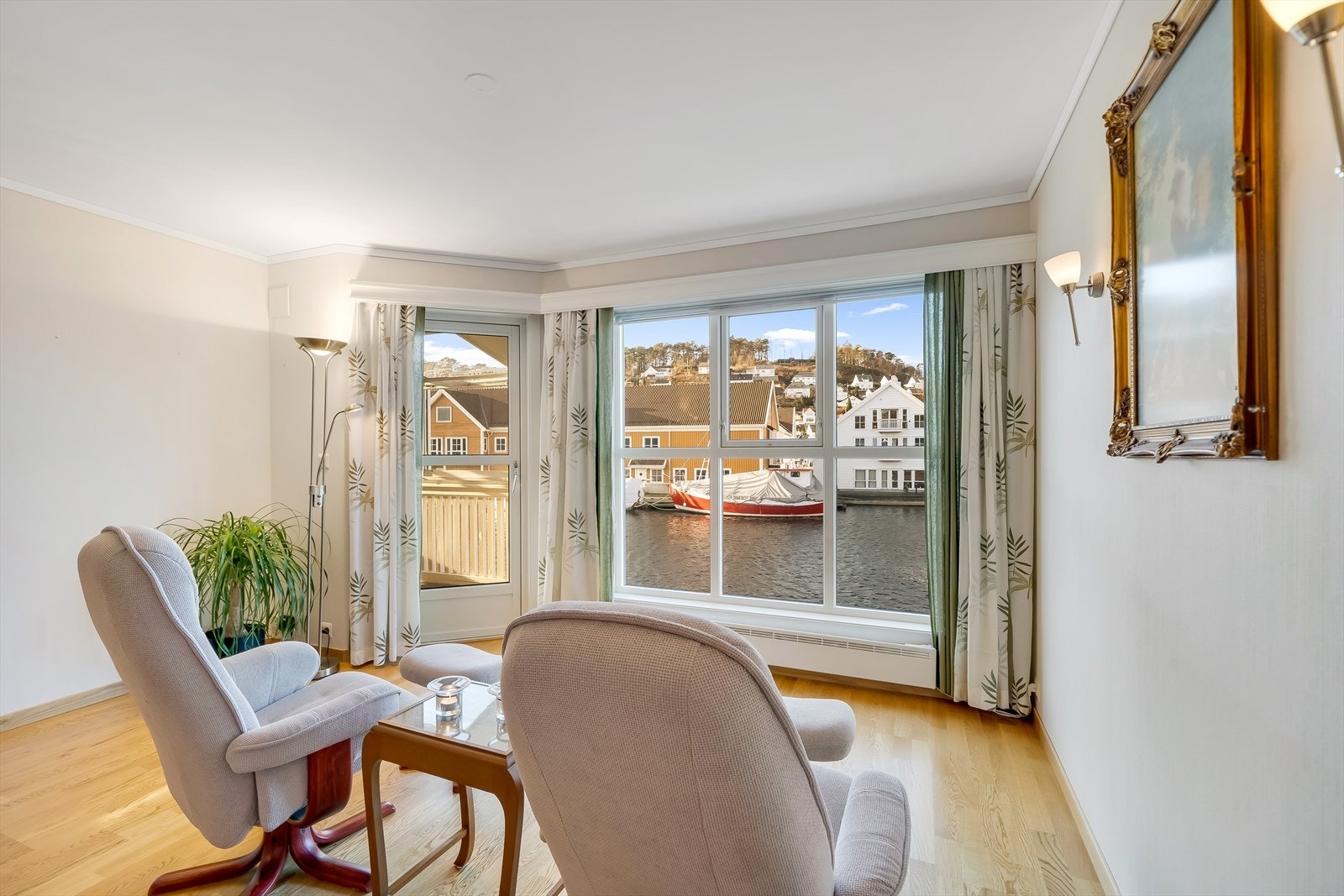 Stue med mye lys inn og fin utsikt mot fjorden og byen. Galleribilde