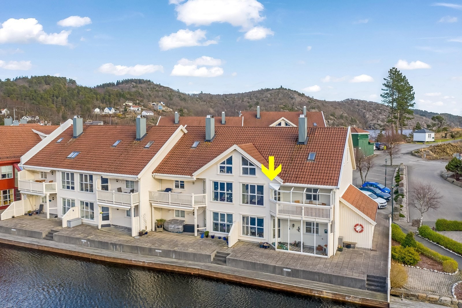 Leiligheten ligger i 2. etasje og har innglasset balkong hvor utsikten mot sjøen kan nytes. Galleribilde