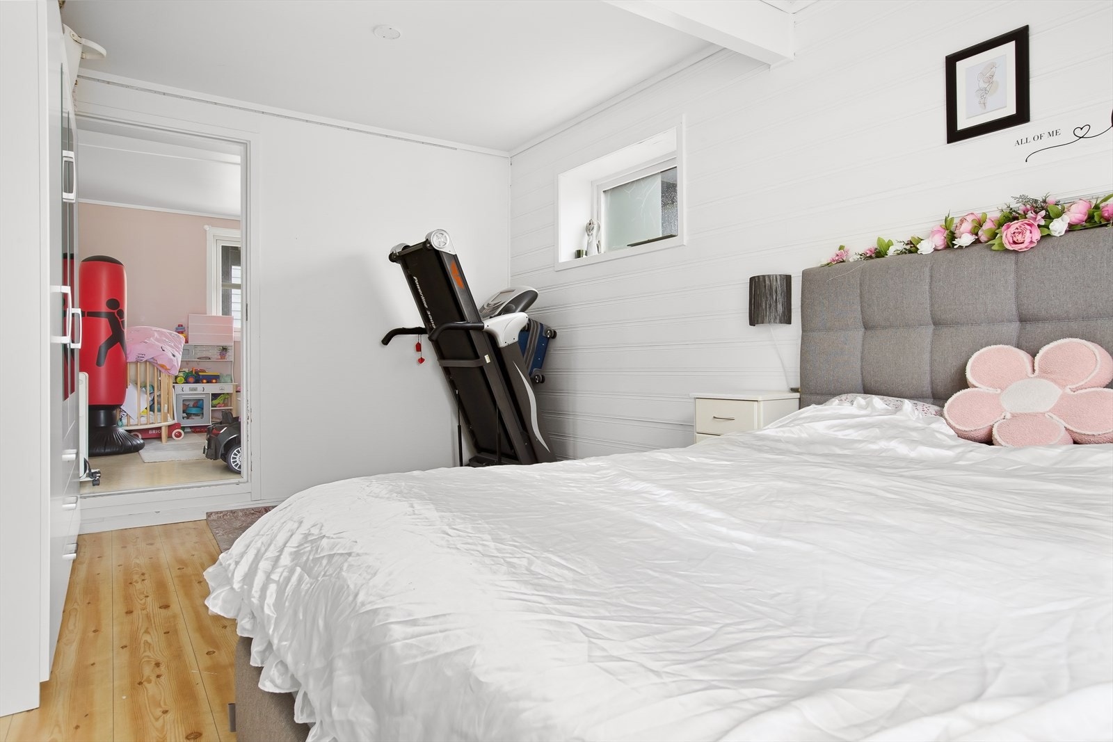 Romslig soverom på 14,8m2. Galleribilde