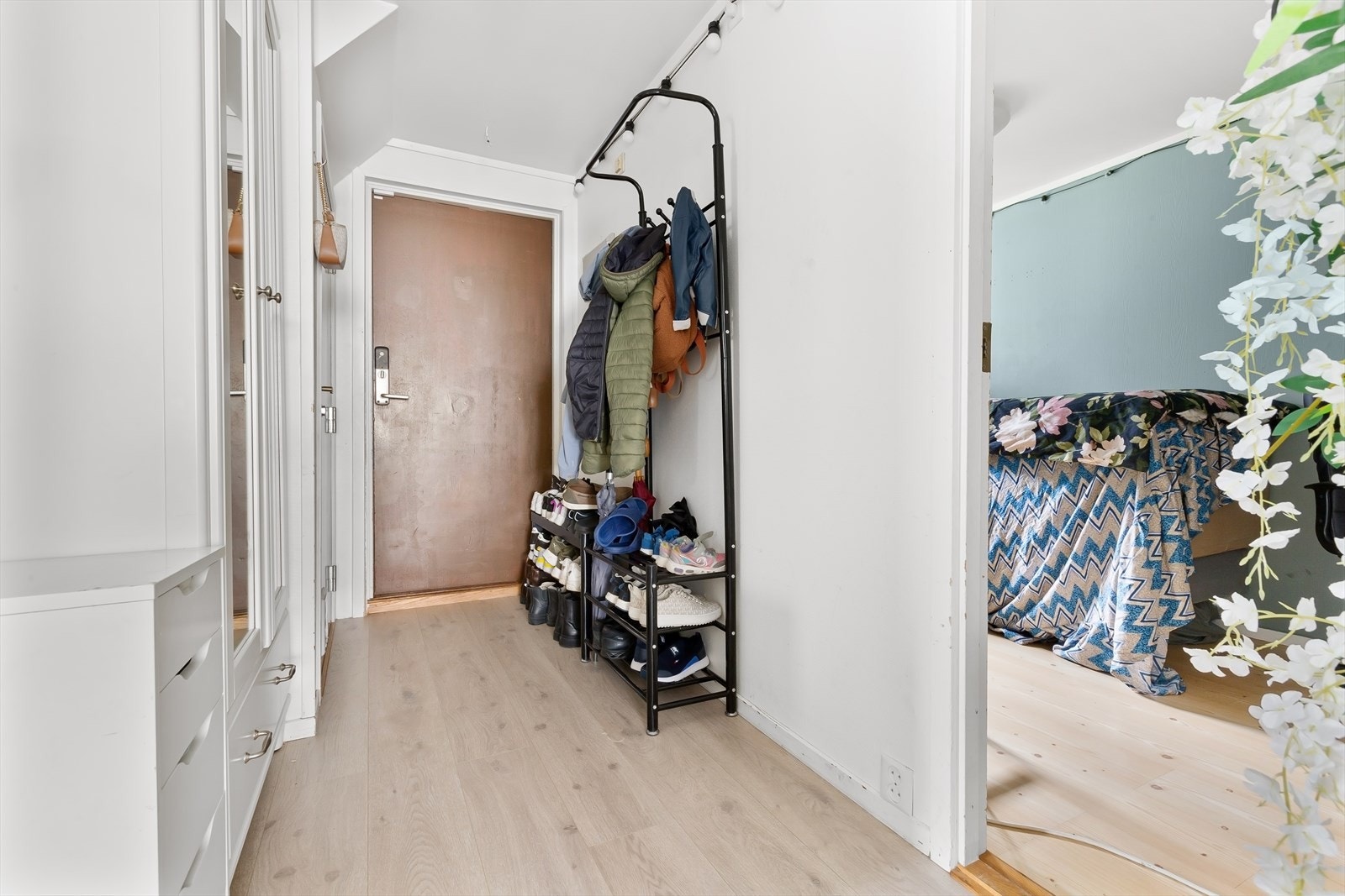 Entre med plass til skap for oppheng av yttertøy og sko. Galleribilde