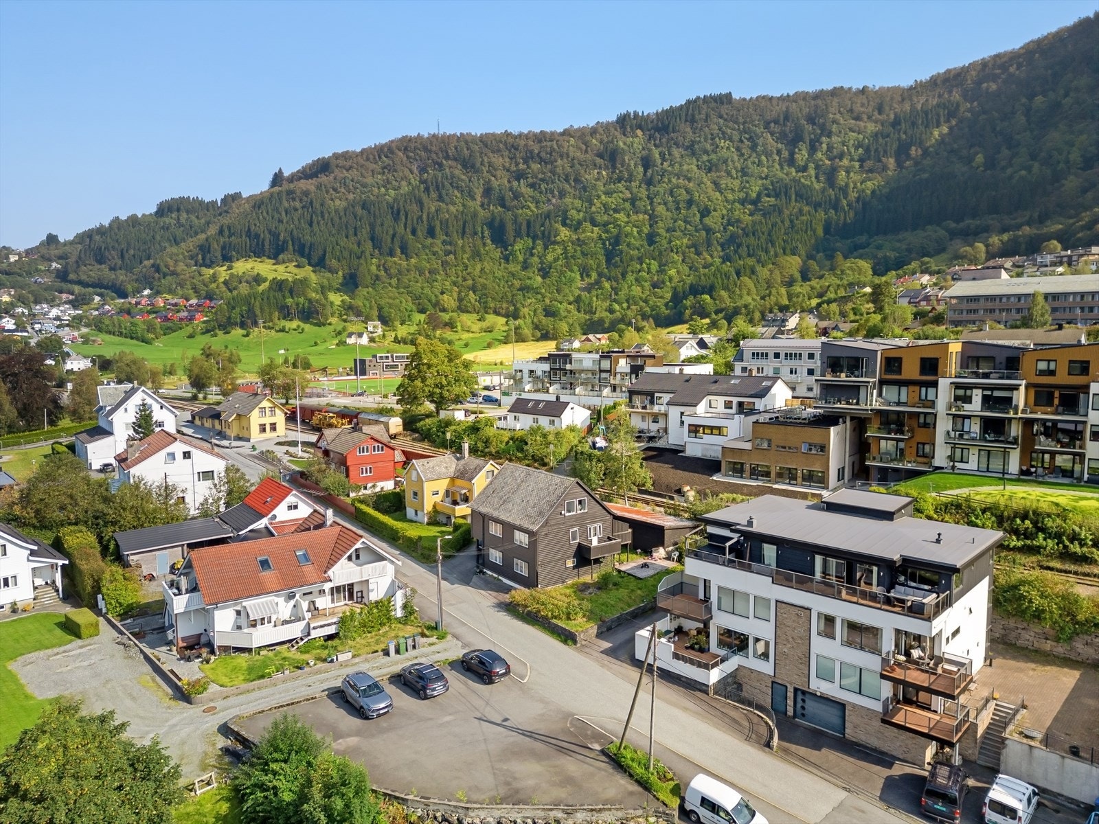 Rolig og fin beliggenhet i Indre Arna. 4 minutter gange til Kiwi dagligvare. Galleribilde