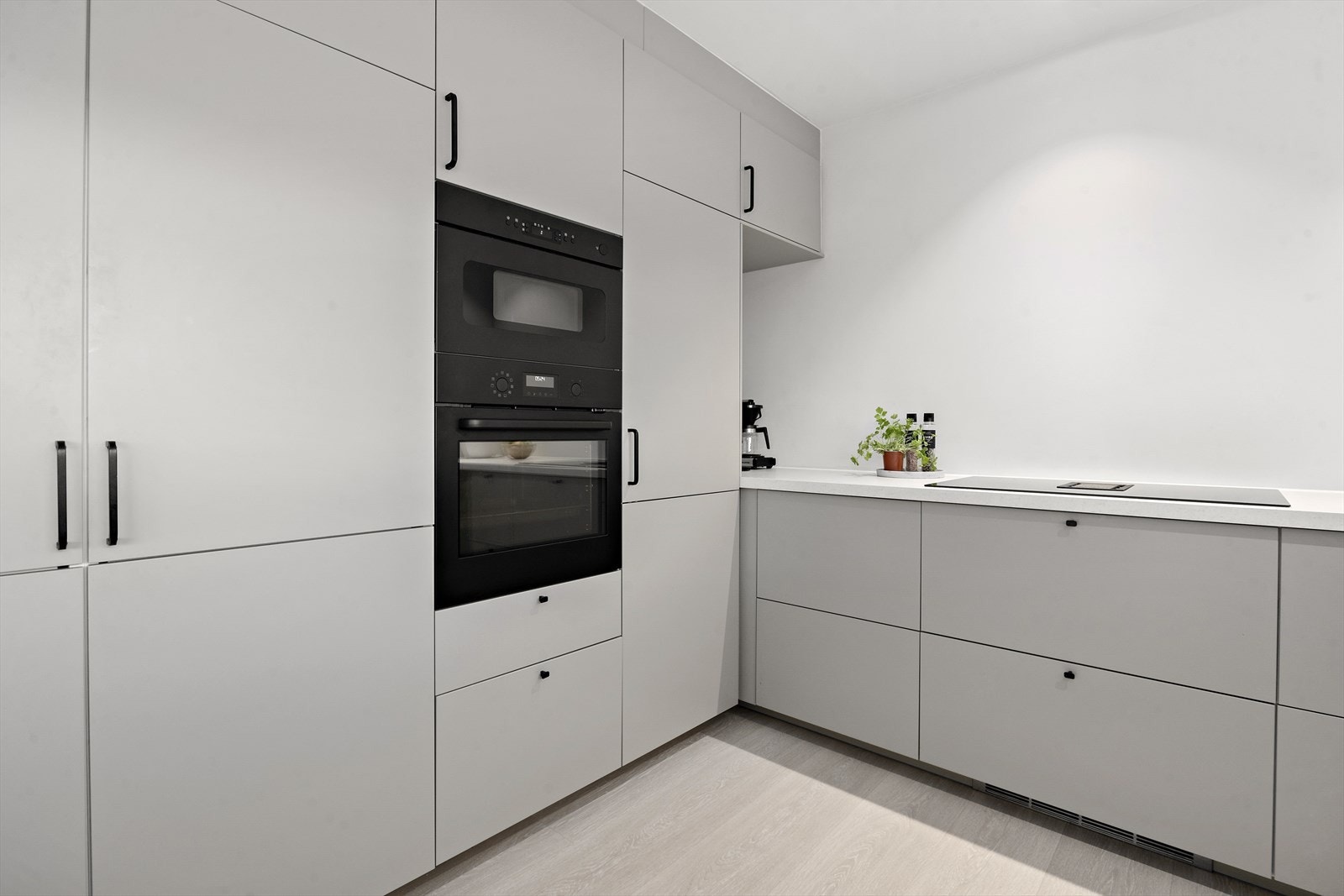 Integrerte kvitevarert, 80 cm. induksjonstopp med integrert ventilator. Galleribilde