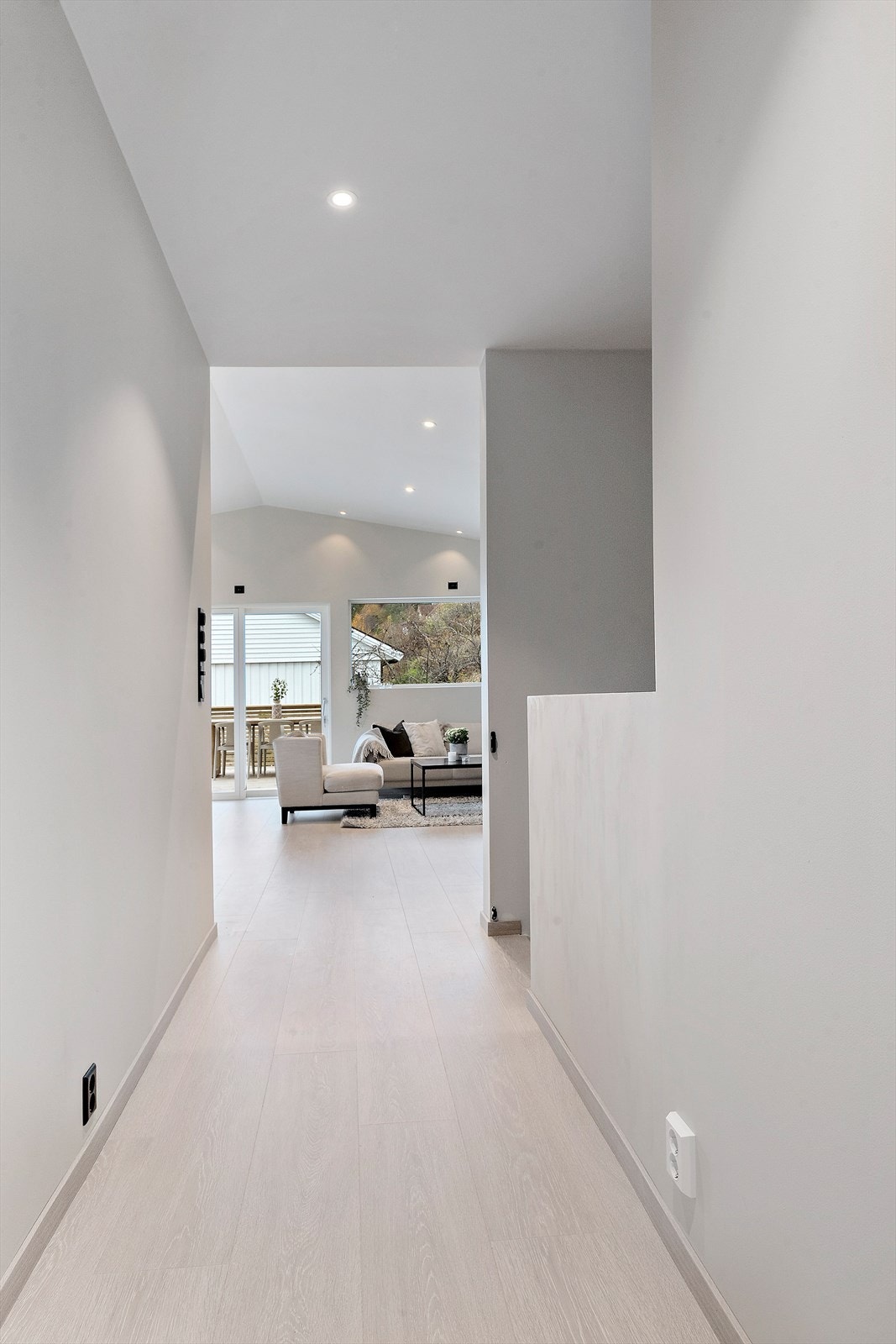 Gangen i hovudetasjen er i opa løysing med stova. Galleribilde