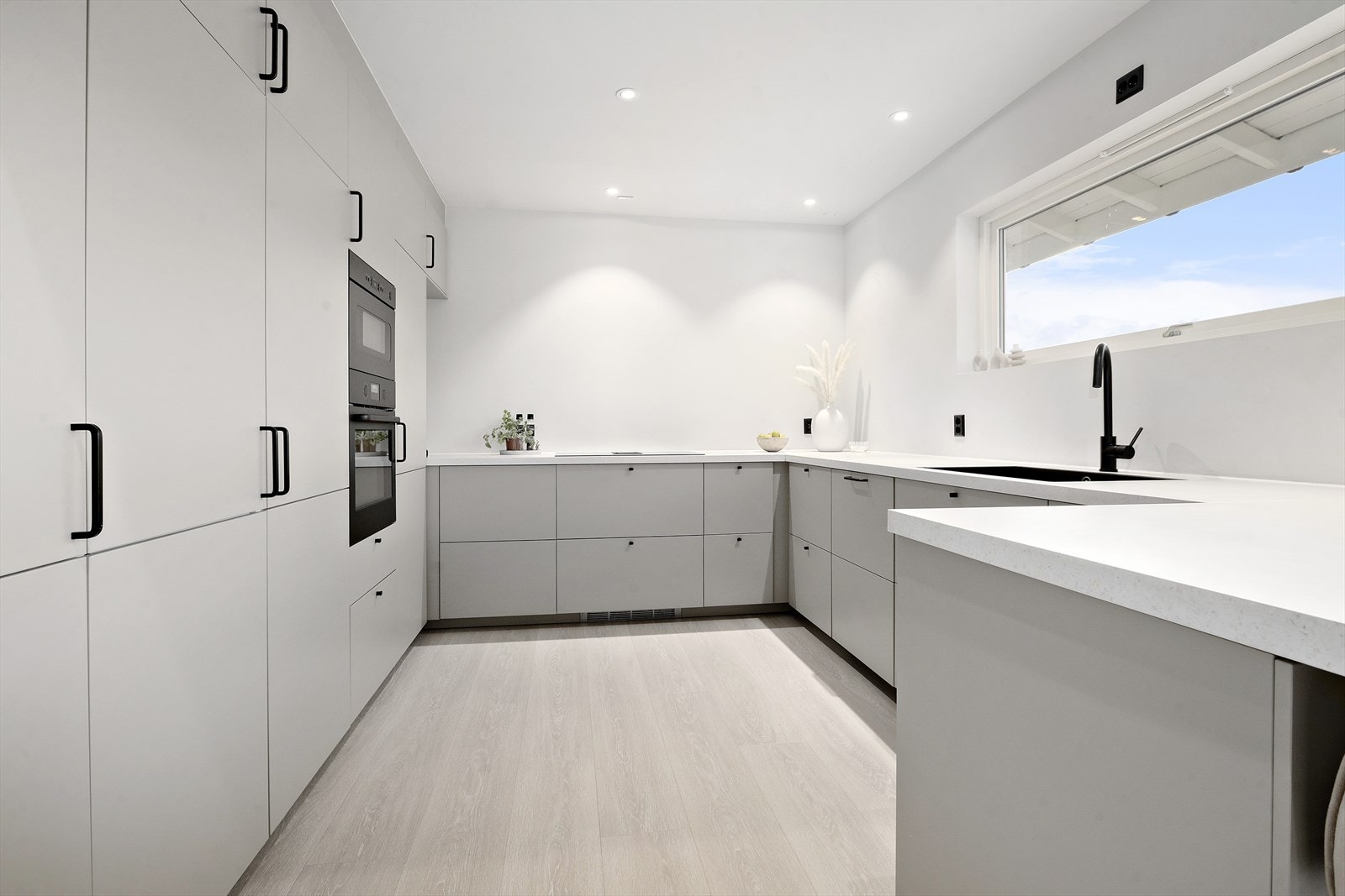 Lekkert, nytt kjøkken med integrerte kvitevarer. Galleribilde