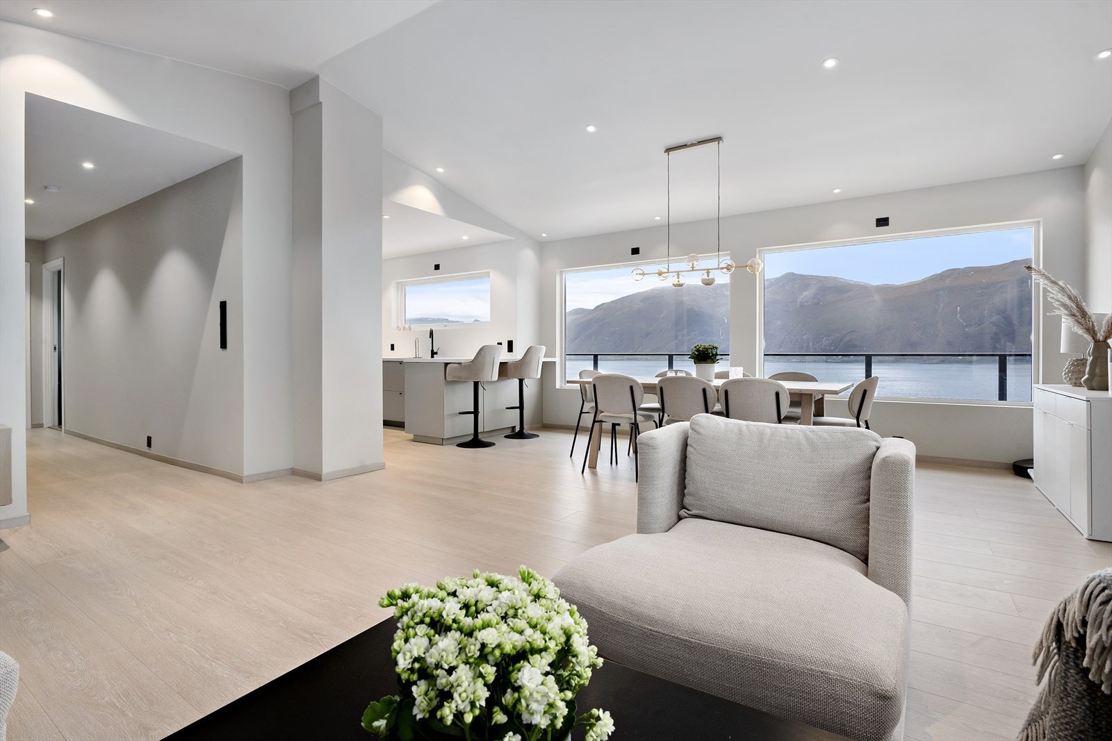 Velkommen til Tiurvegen 11!
Ein moderne og mykje oppgradert einebustad Galleribilde