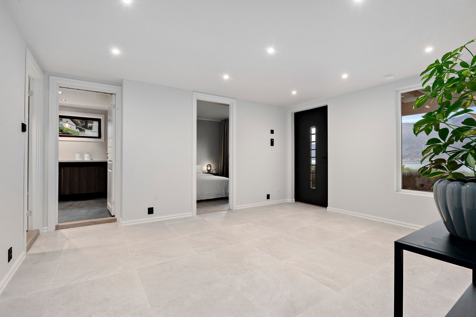 Velkommen inn - lekker flislagd hall med trapp til hovudetasje. Galleribilde