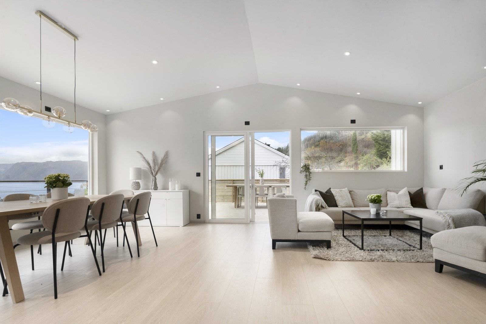 Stova opnar seg opp med flott lysinnslepp og fantastisk utsikt. Galleribilde