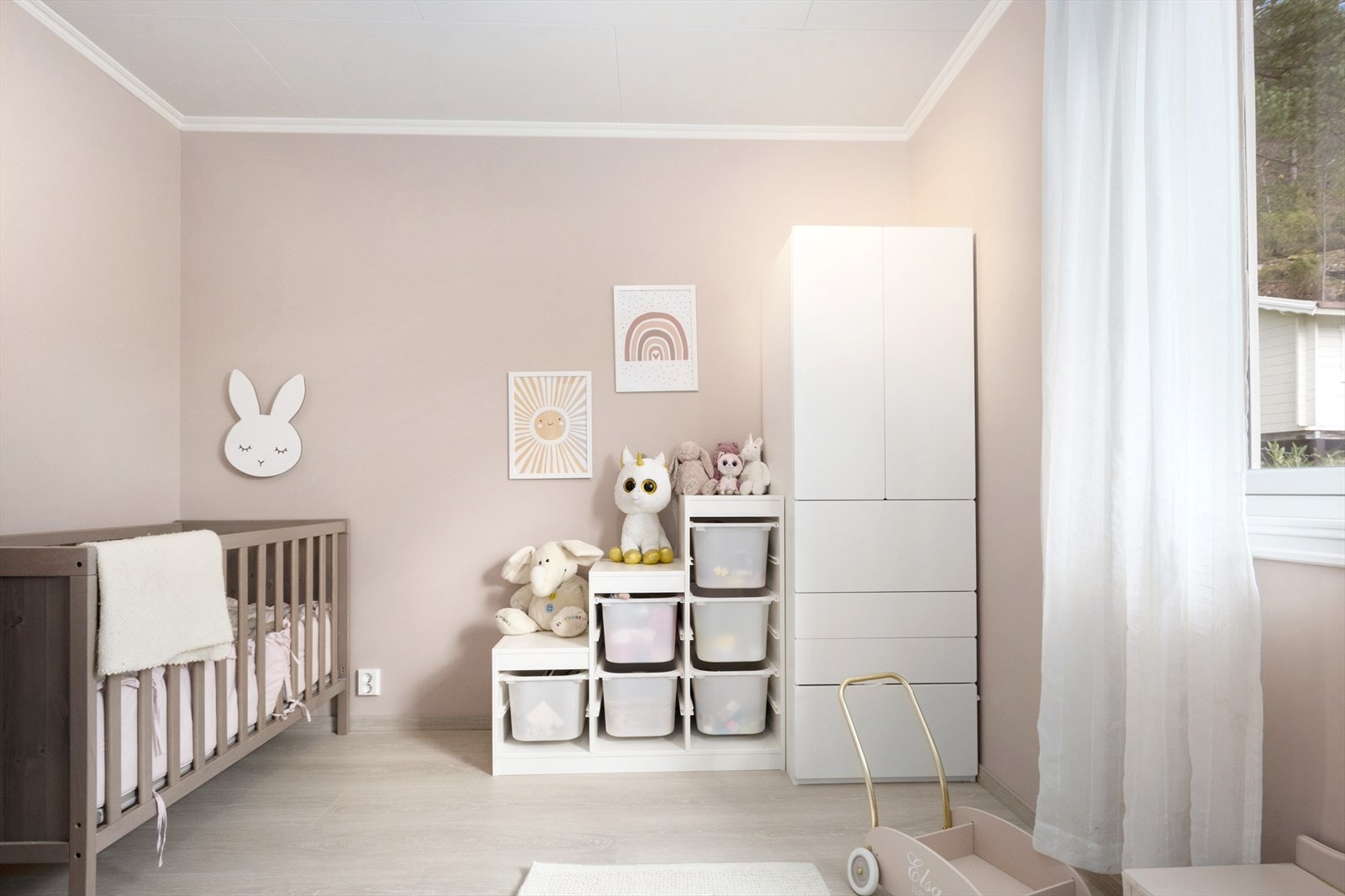 Eitt av to soverom i hovudetasjen. Galleribilde