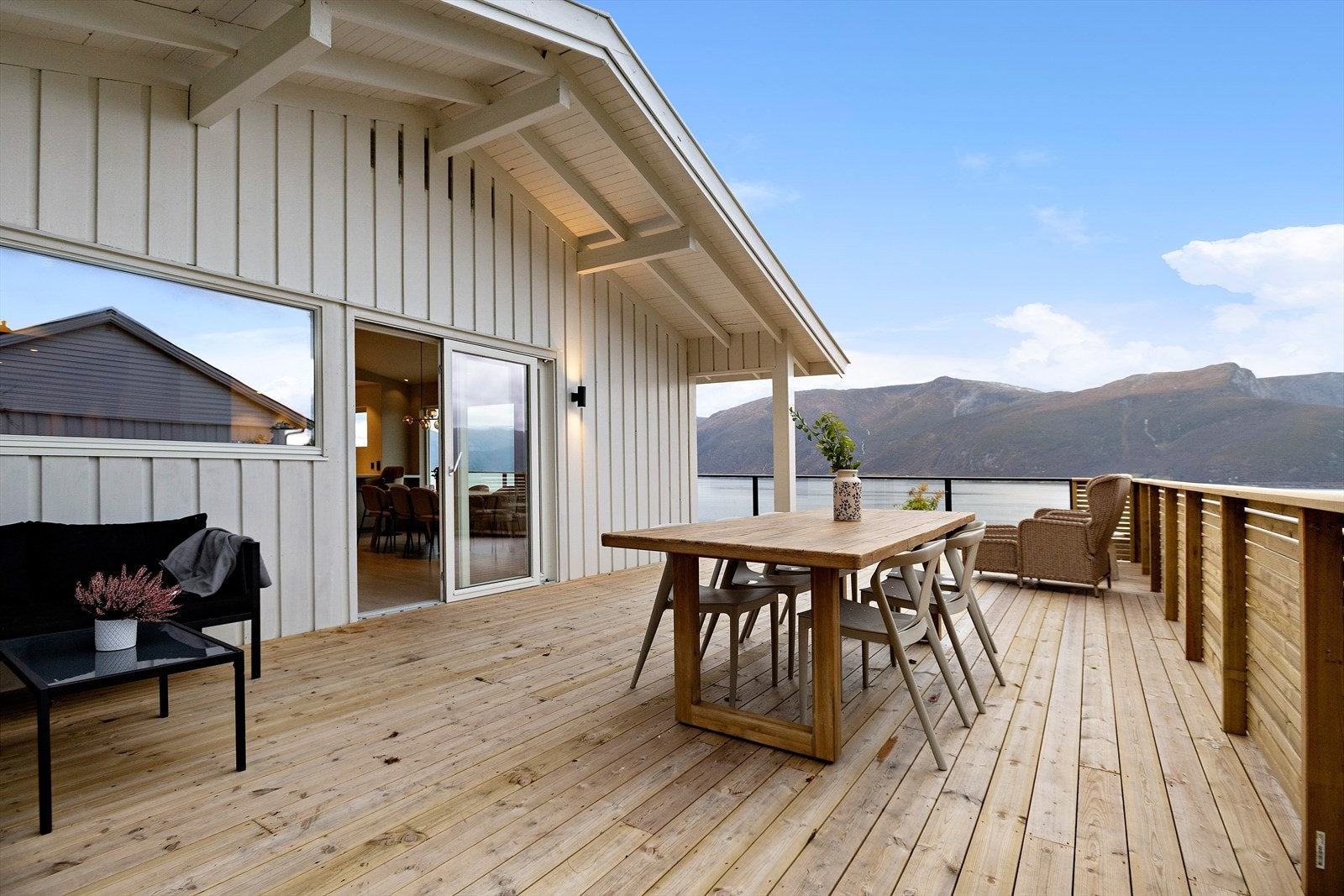 Stor, delvis overbygd altan med tilkomst frå stove og hage. Galleribilde