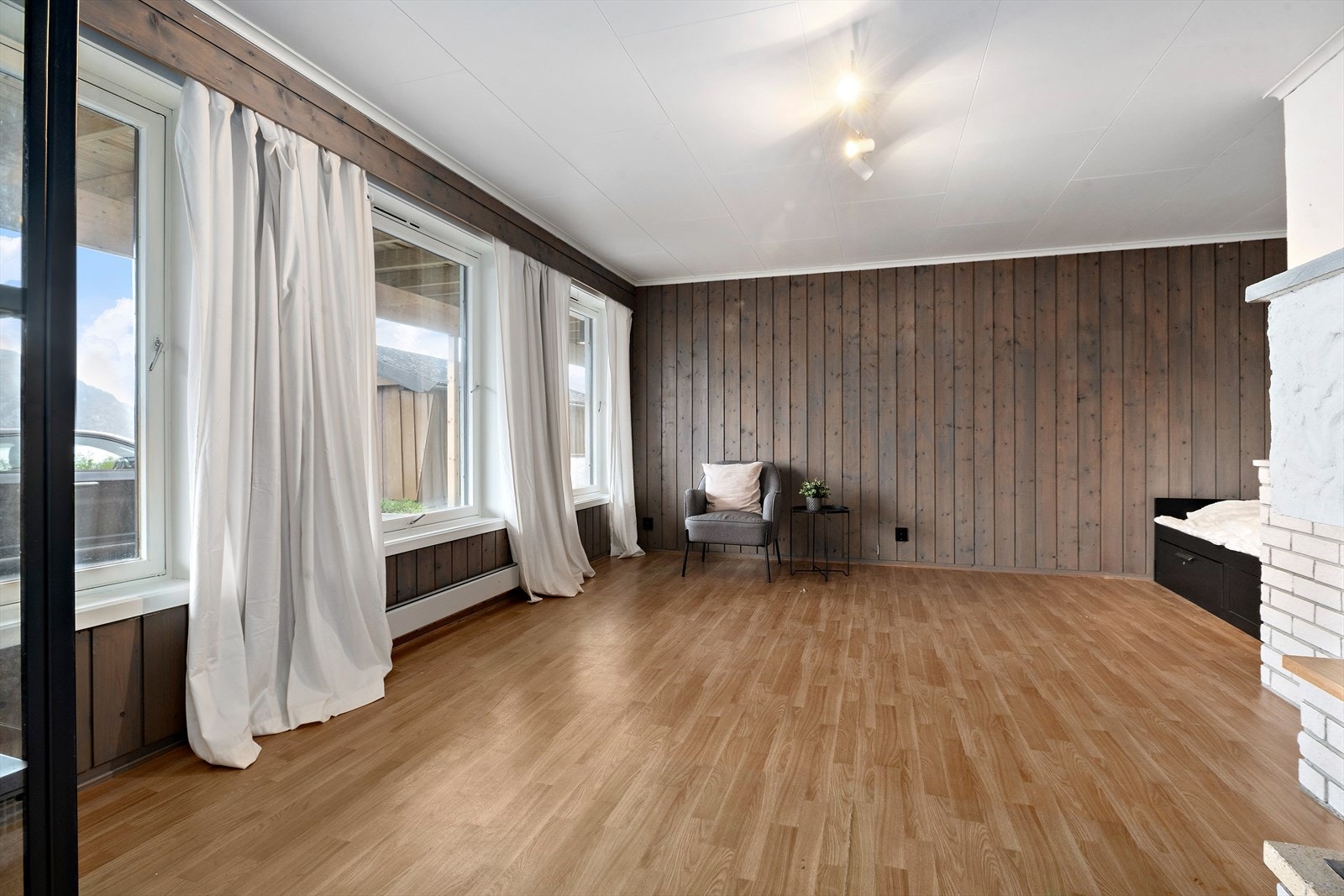 Romsleg kjellarstove med plass til å møblere med fleire sosiale soner. Galleribilde