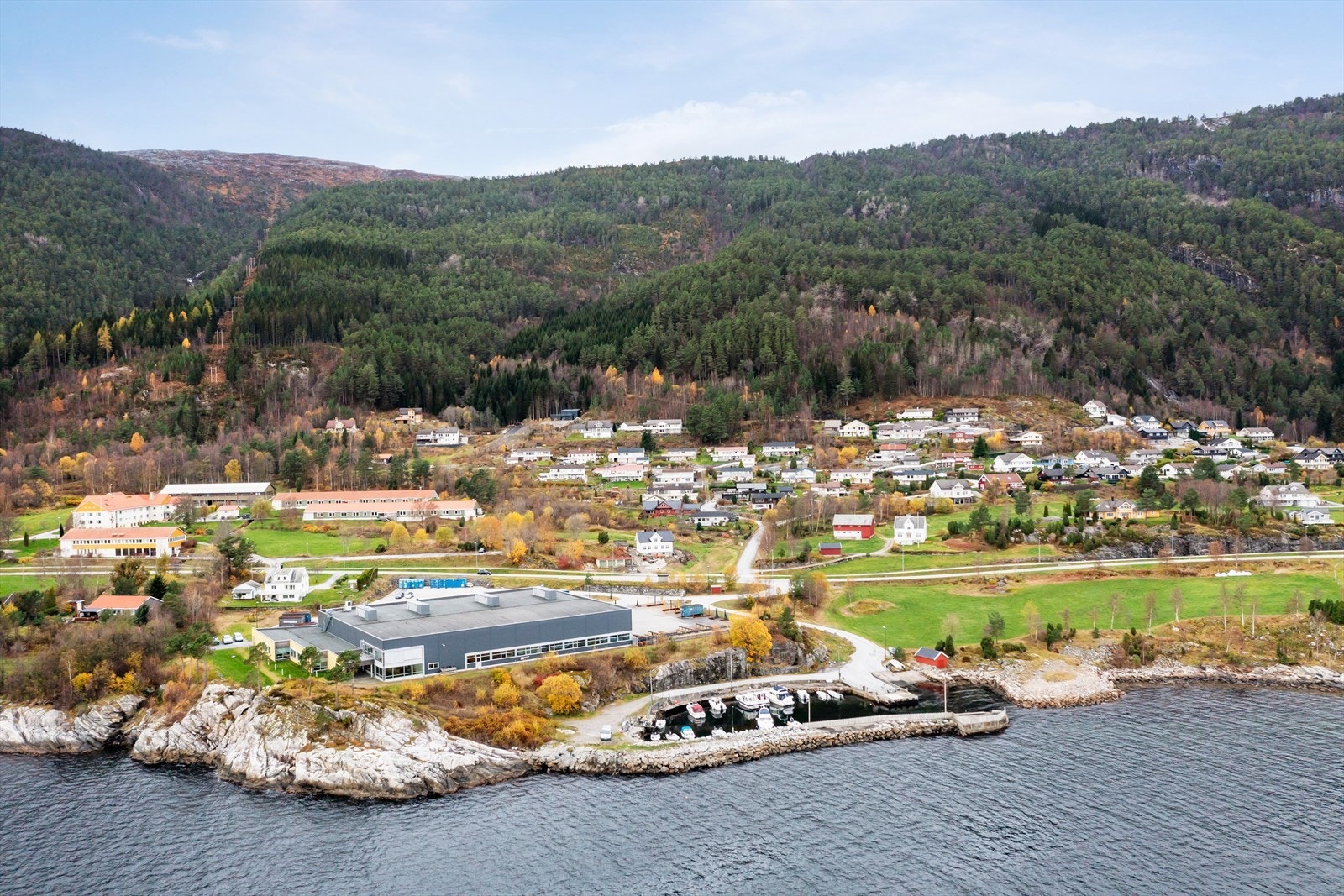 Eigedommen ligg fint til oppe i bustadfeltet. Galleribilde