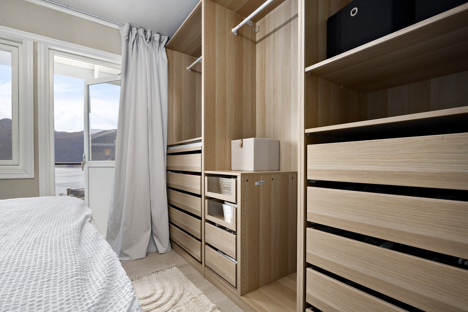 God, praktisk innreiing på hovudsoverommet. Galleribilde