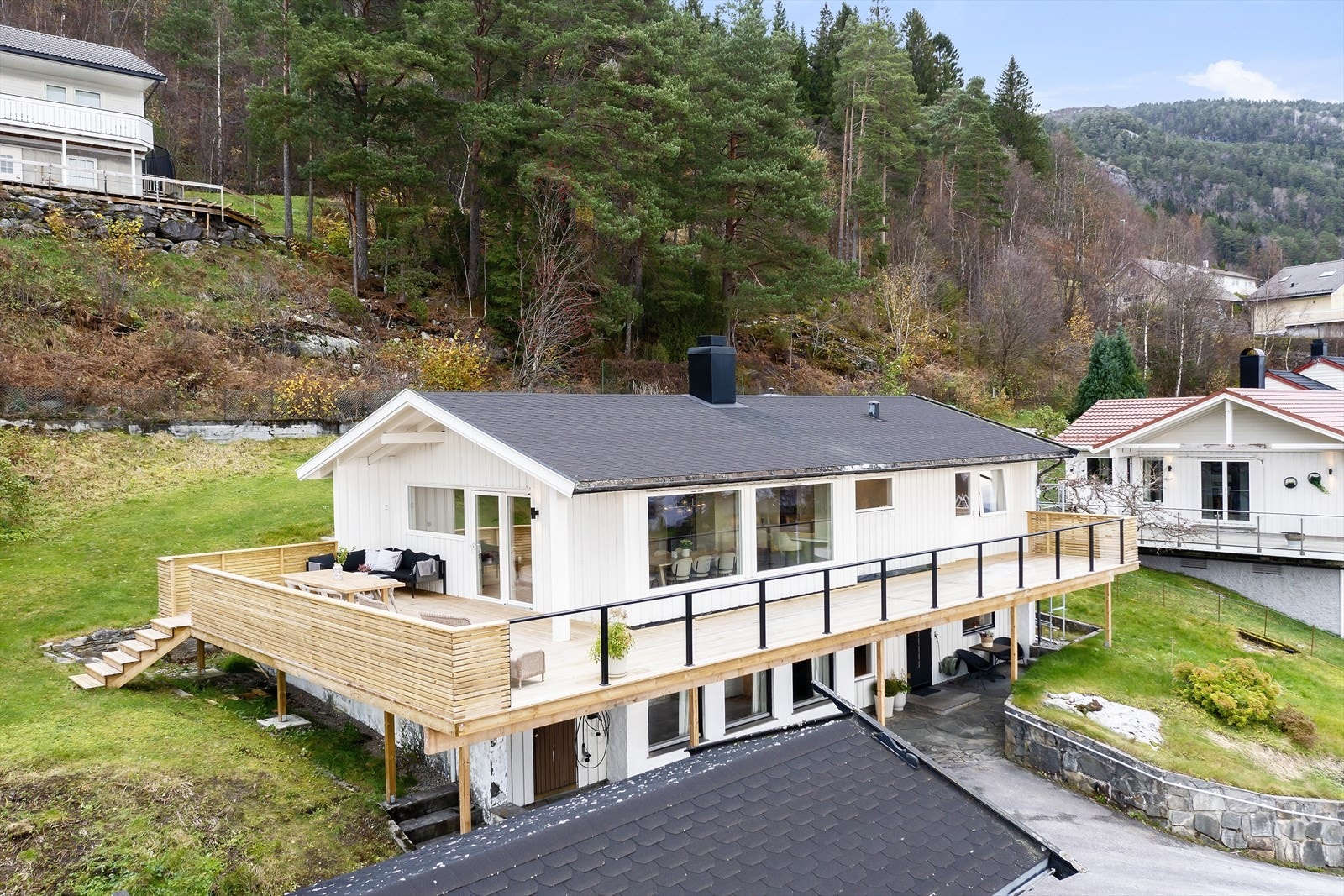 Eigedommen ligg fint til på skråande tomt i solrikt og barnevenleg område. Galleribilde