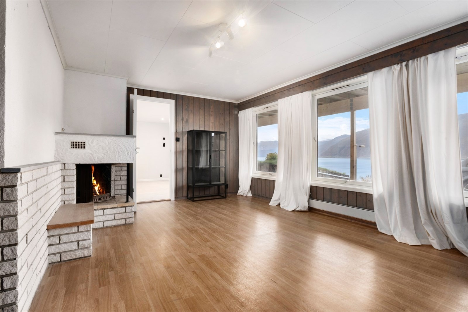 Plassmurt peis med open innsats. Galleribilde