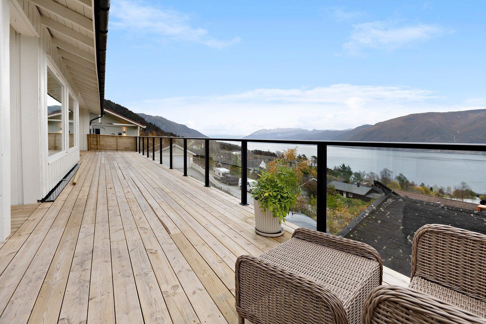 Glassrekkverket gir panorama utsikt langs heile langsida. Galleribilde