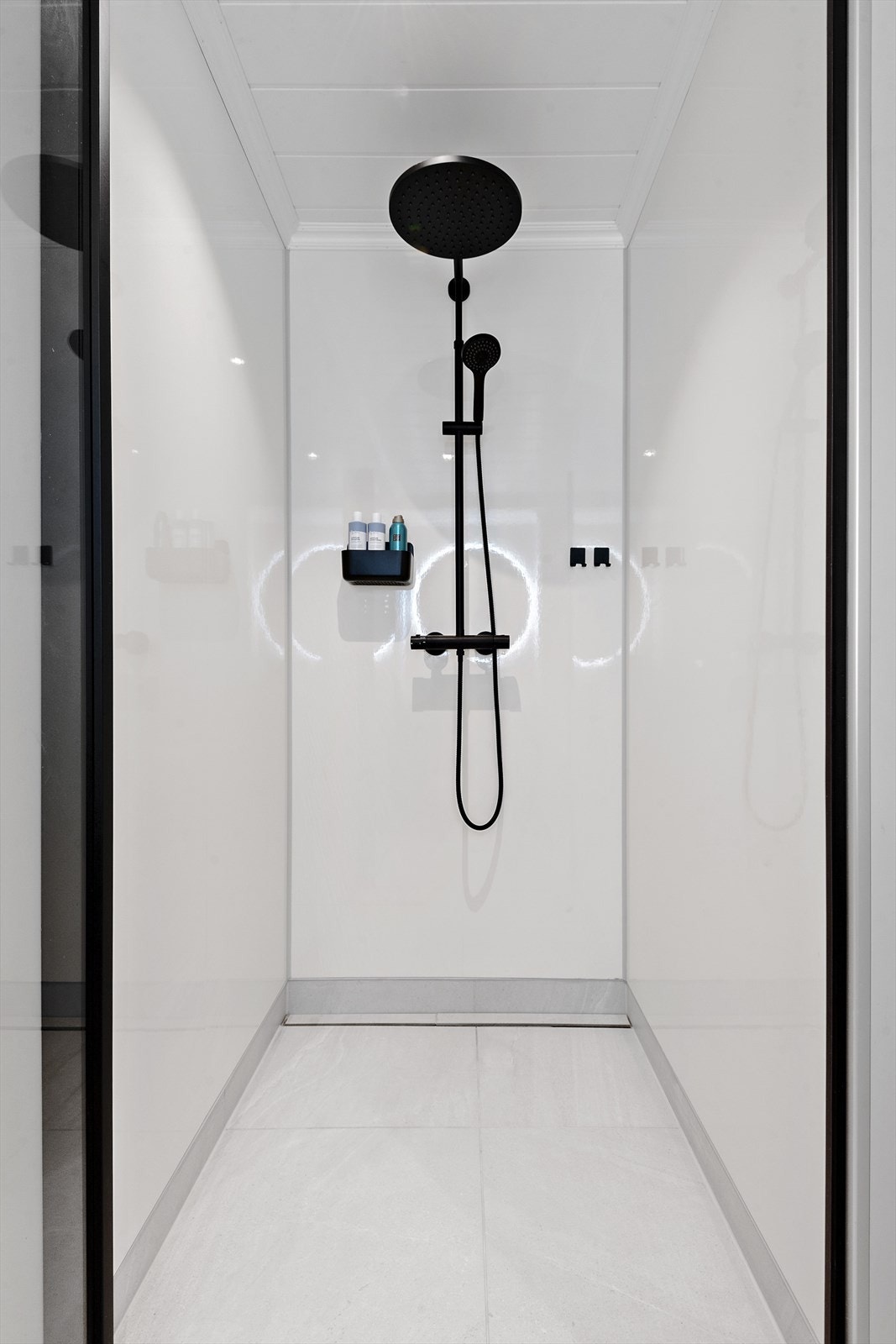 Dusjnisje i badet i underetasjen. Galleribilde