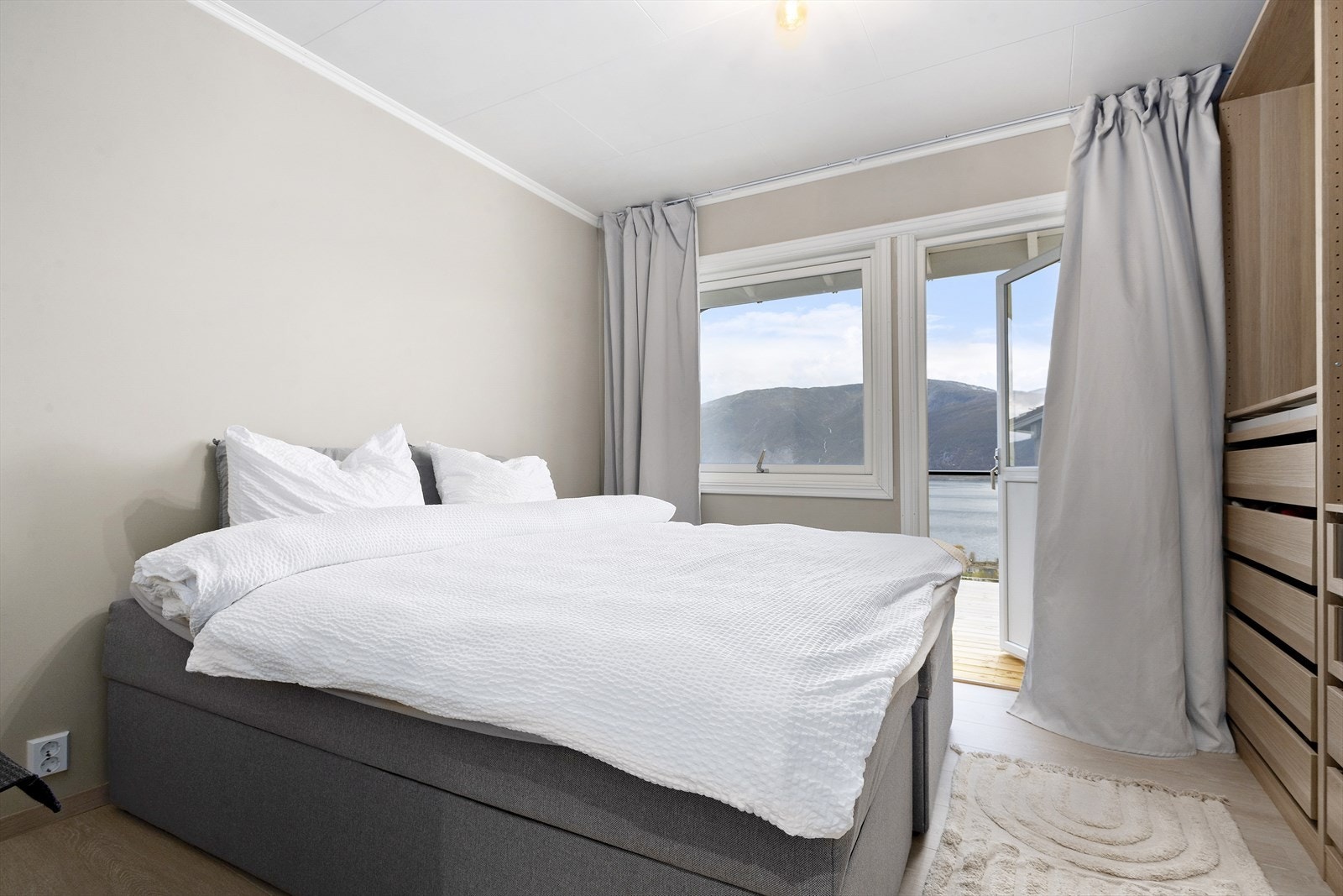 Hovudsoverommet, med dør ut til altanen. Galleribilde