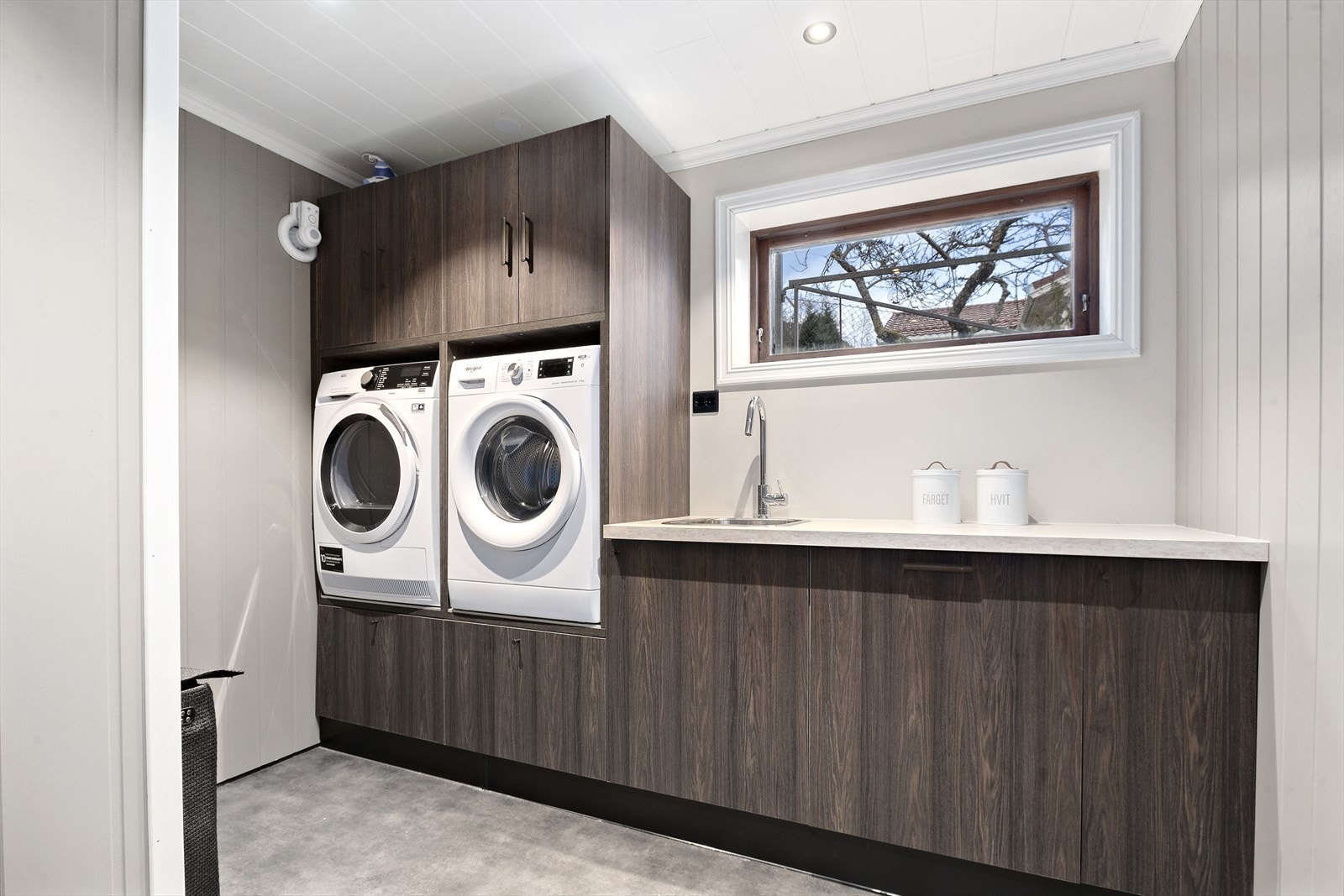 Praktisk, nytt vaskerom i underetasjen. Legg merke til at vaskemaskin er plassert i innreiinga. Galleribilde