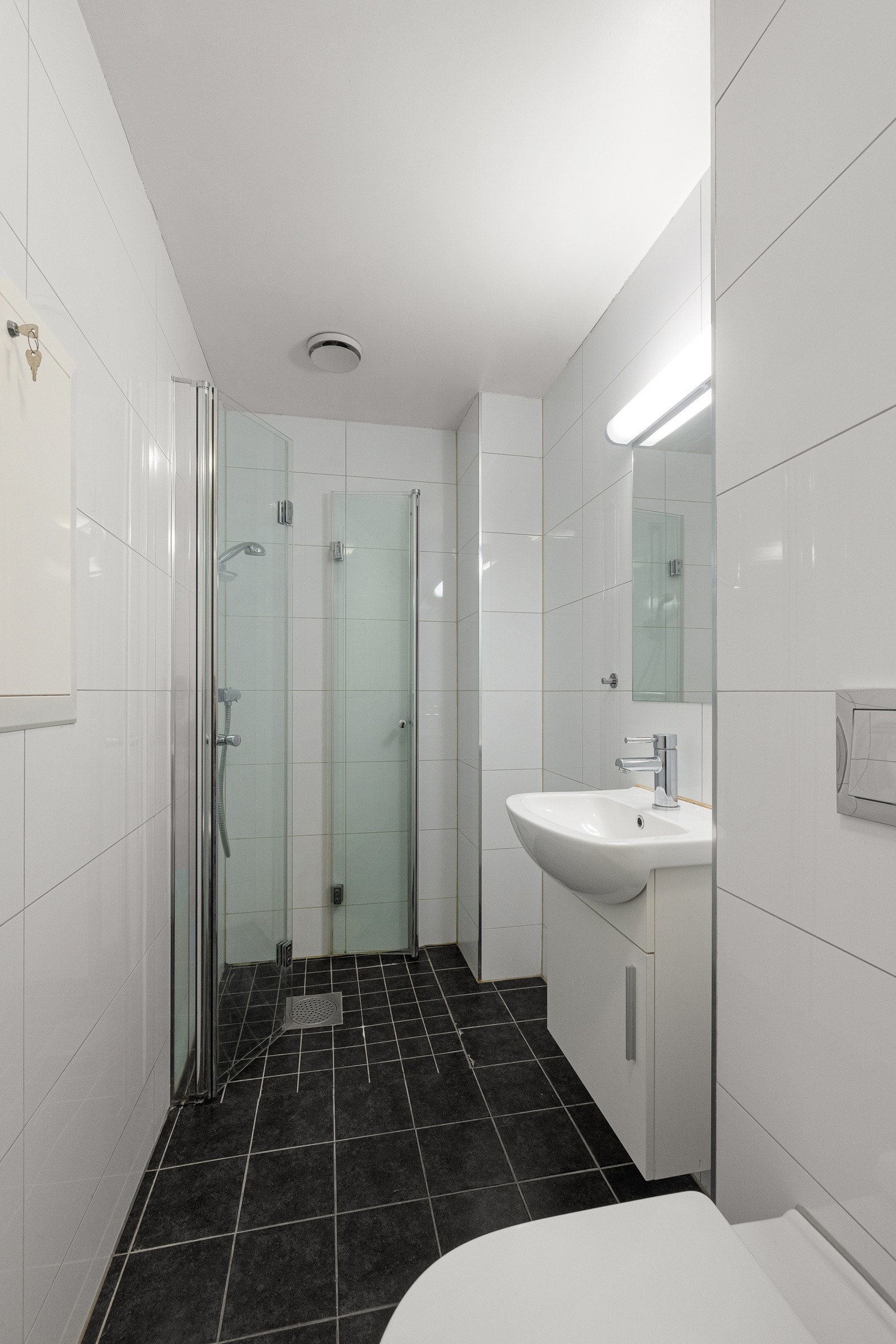 Flislagt bad fra 2015 med gulvvarme. Galleribilde