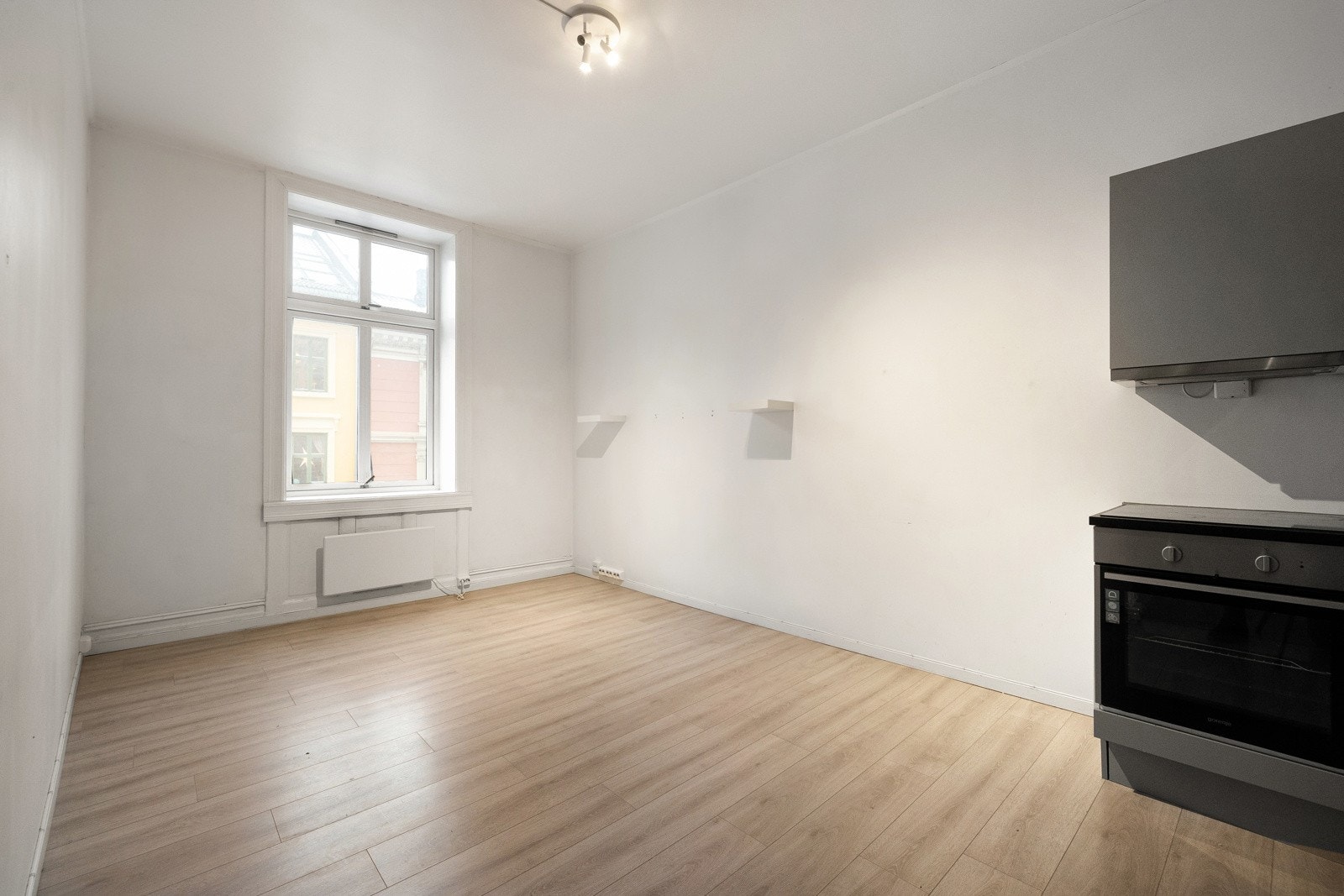 Leilighetens andre stue er meget lys og er perfekt som spisestue. Galleribilde