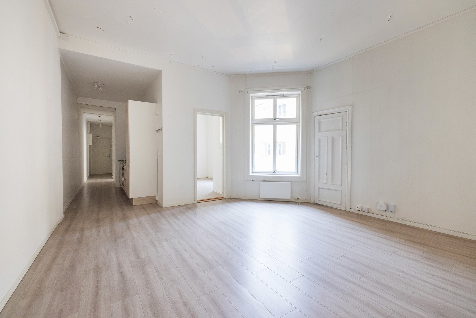 Gjennomgående med store vindusflater og en sjenerøs takhøyde på over 3 meter. Galleribilde