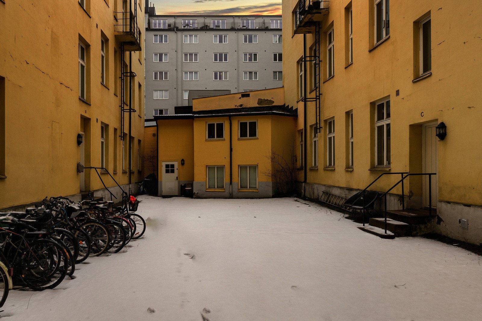 Felles bakgård med plass til sittegruppe, sykkelparkering m.m. Galleribilde