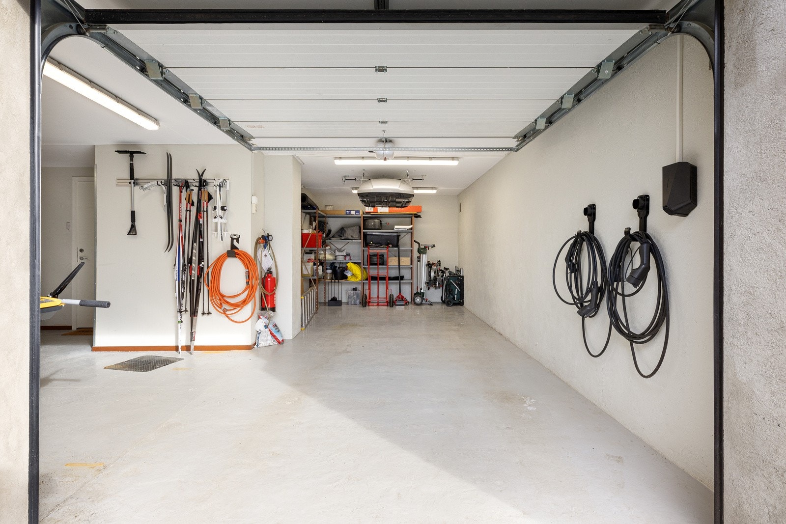 Integrert garasje med elbillader. Galleribilde