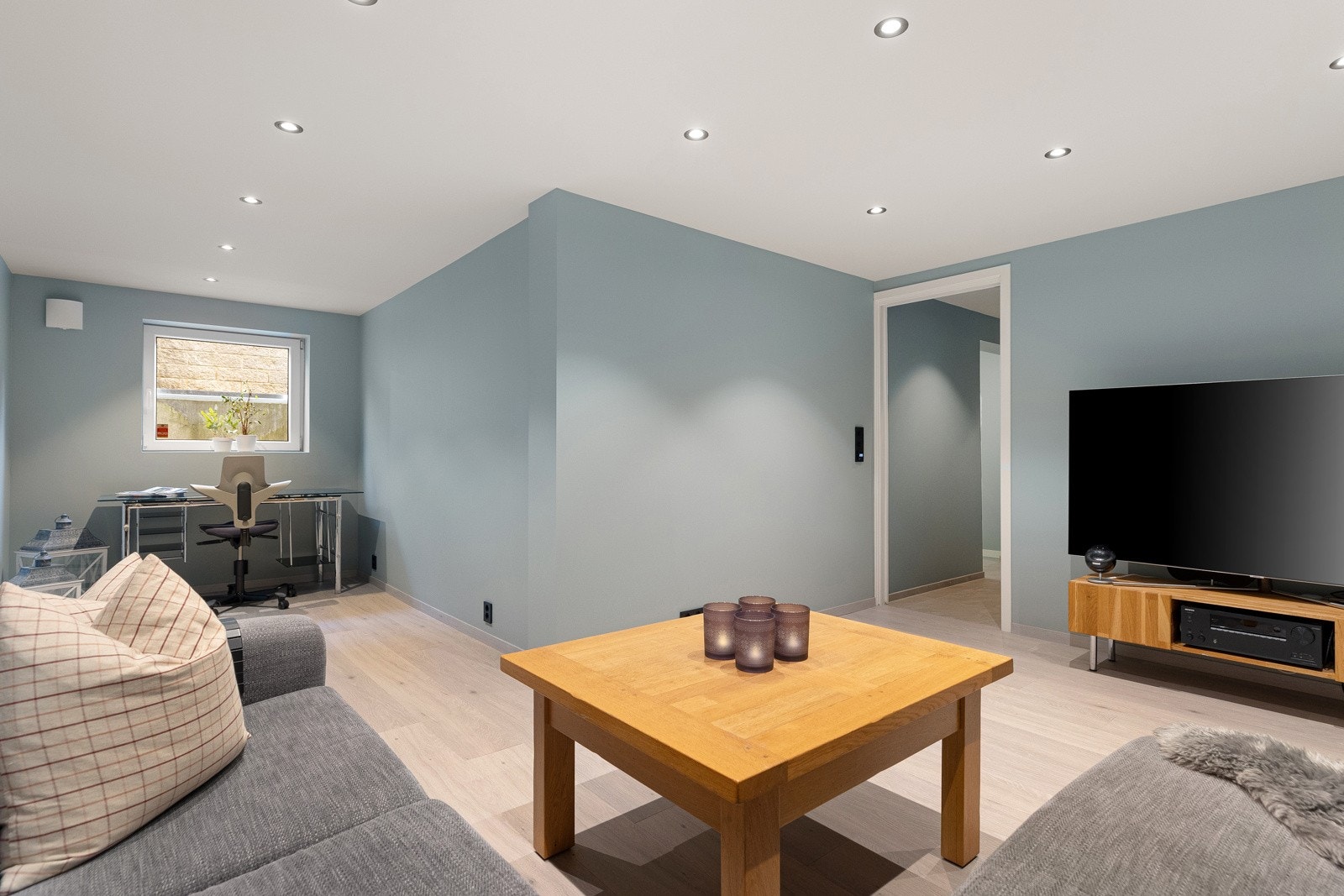 TV-stuen fungerer også utmerket som et ekstra oppholdsrom for familien, enten det er til filmkvelder, lesing eller spill. Galleribilde