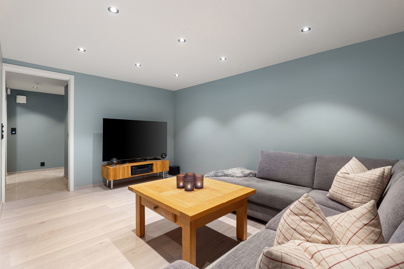 I boligens kjelleretasje ligger en hyggelig TV-stue - et perfekt sted å trekke seg tilbake og slappe av. Galleribilde