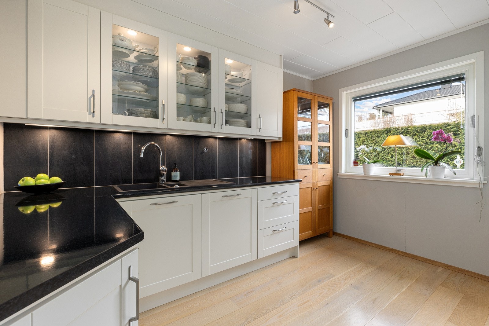 Kjøkkenet er adskilt fra stuen, noe som skaper en egen sone for matlaging. Galleribilde