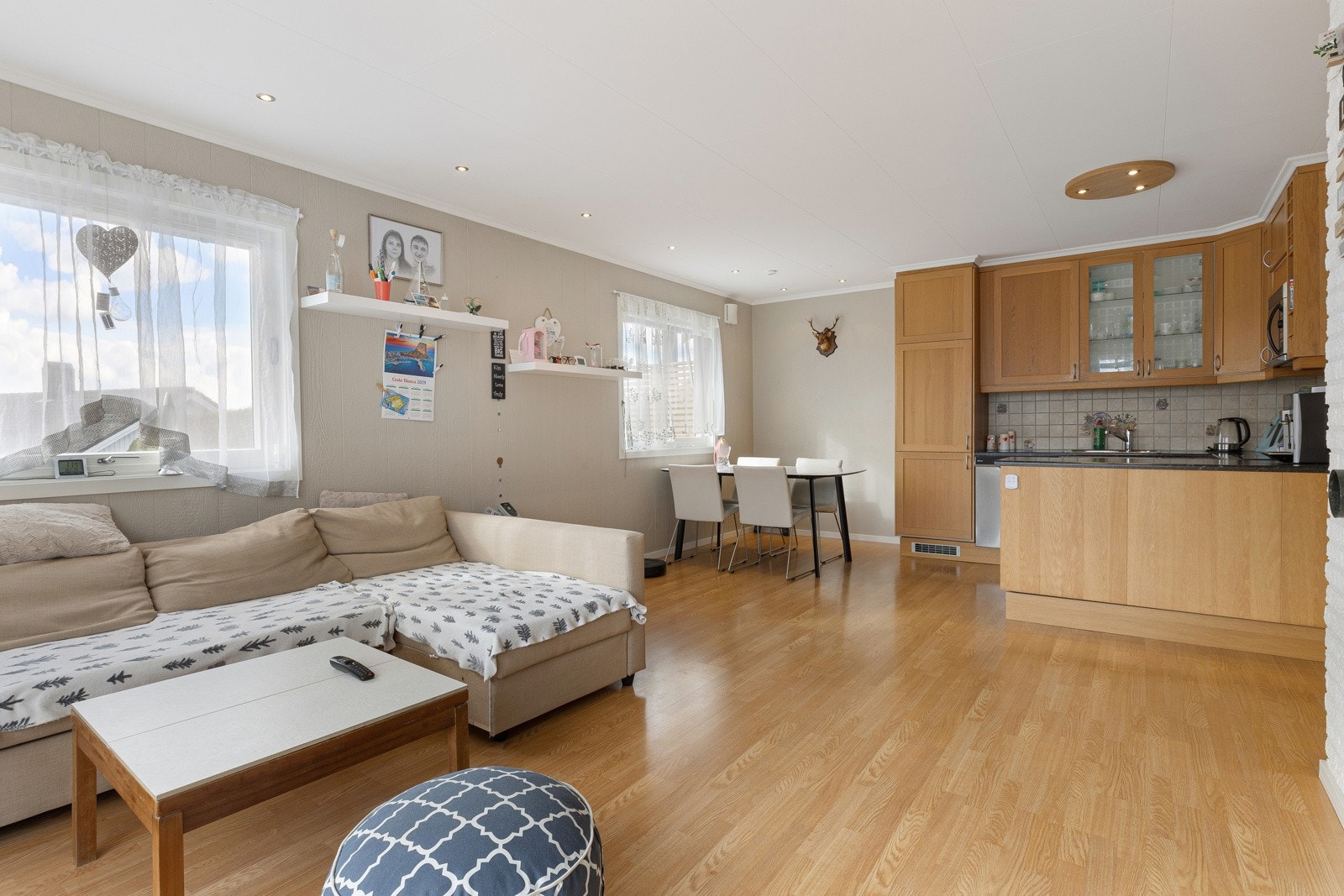 Stuen har en åpen løsning mot kjøkkenet, noe som gir en luftig og sosial romfølelse. Galleribilde