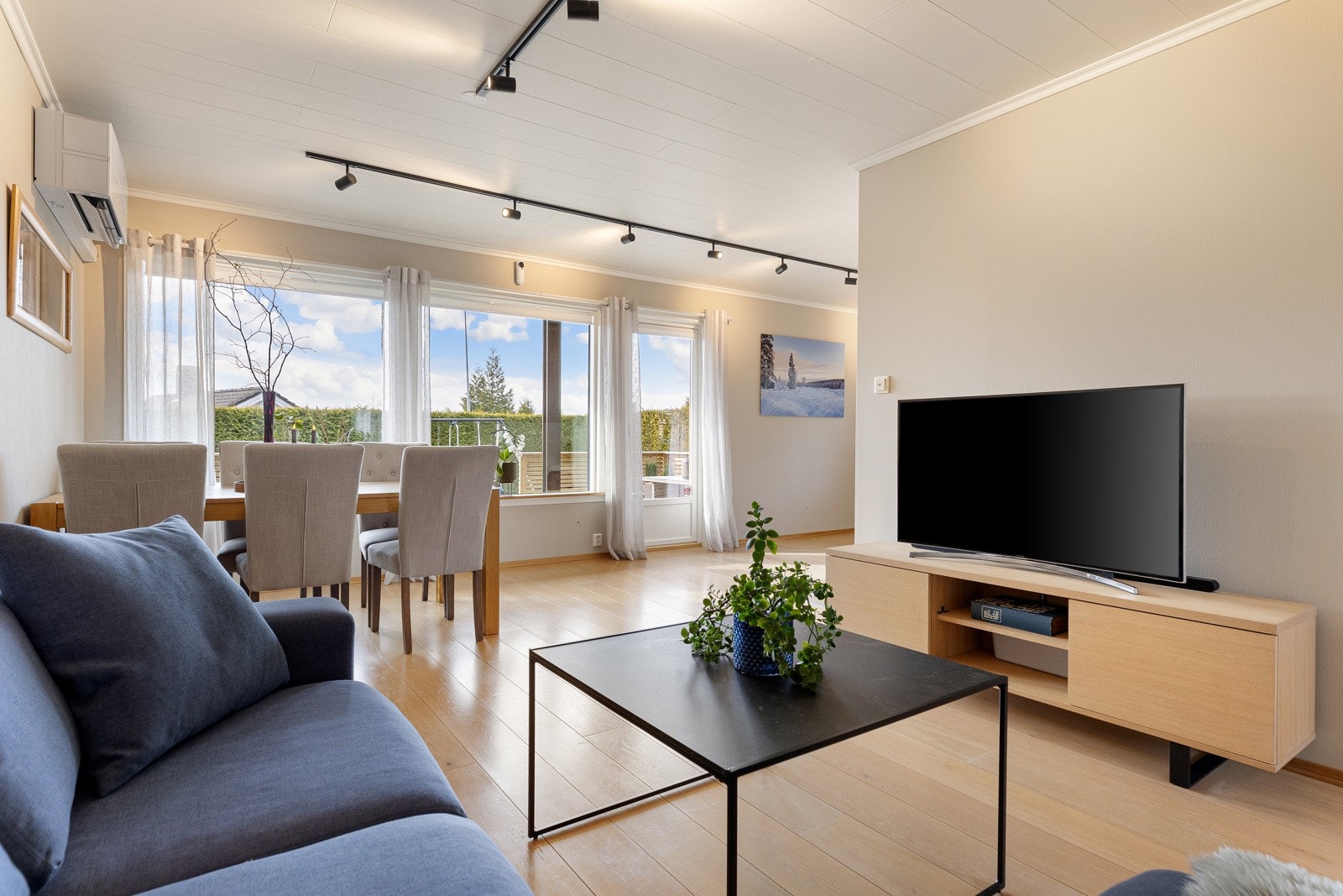 Det er godt med møbleringsmuligheter for sofaseksjon, TV-anlegg og spiseseksjon. Galleribilde