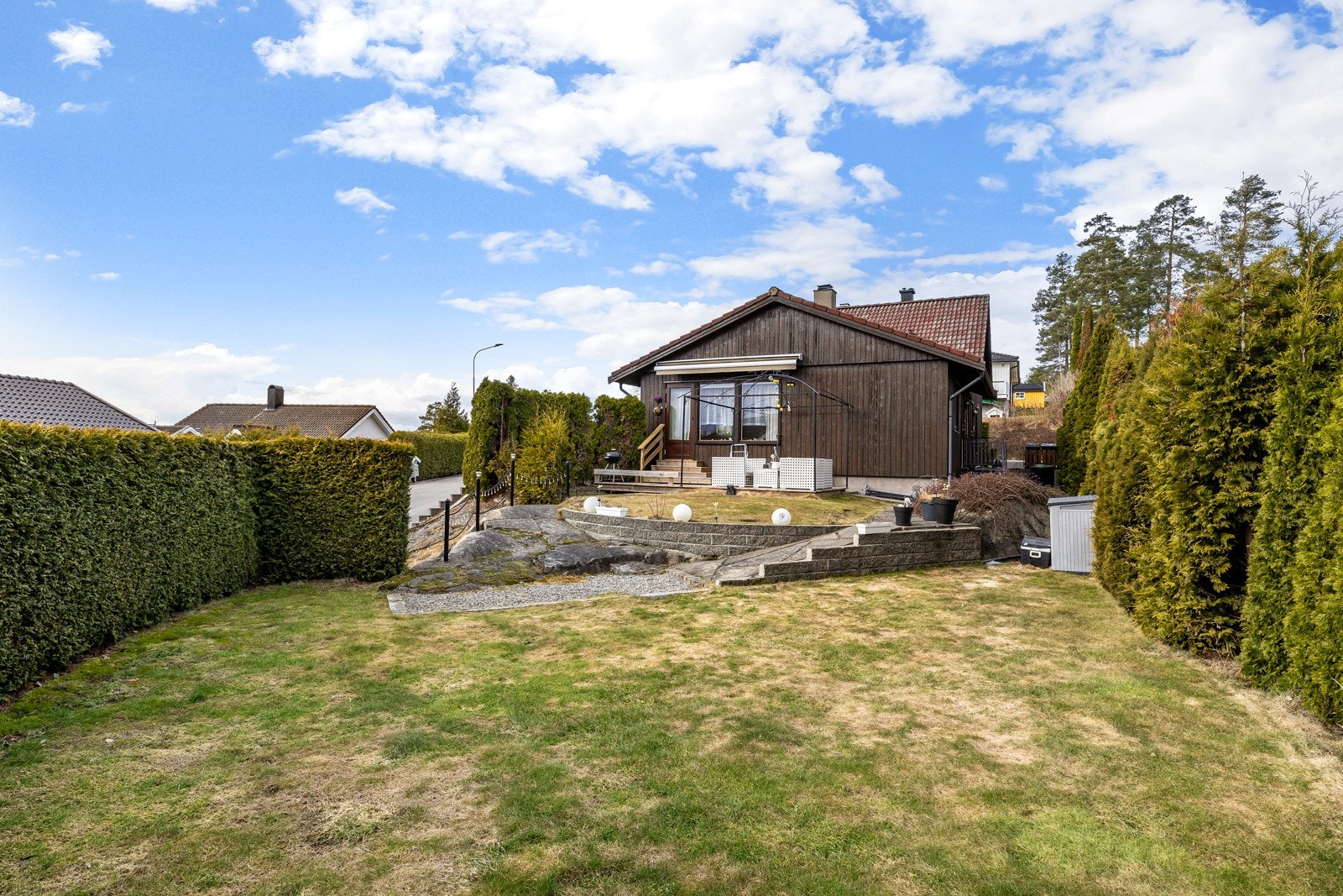 Dette er lys og luftig enebolig med utleiedel, beliggende i et attraktivt og barnevennlig boligområde på Langhus. Galleribilde