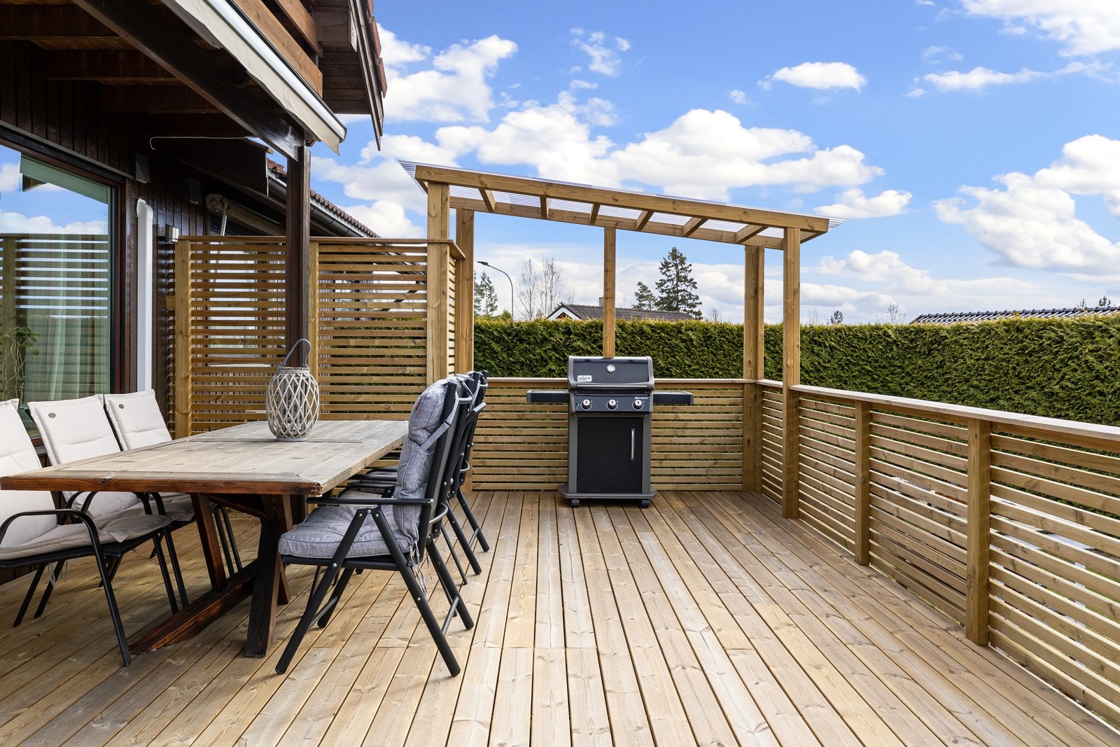 Boligens uteområder er godt tilrettelagt for å nyte både hverdag og fridager i naturskjønne omgivelser. Galleribilde