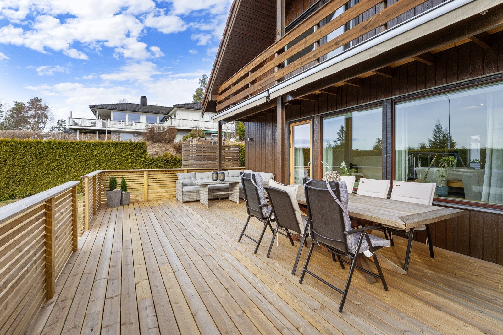 Fra stuen er det utgang til en romslig terrasse på ca. 36 kvm. Galleribilde