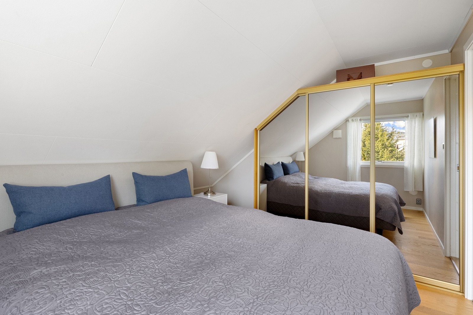 Hovedsoverommet er meget romslig og er innredet med en praktisk skyvedørsgarderobe. Galleribilde