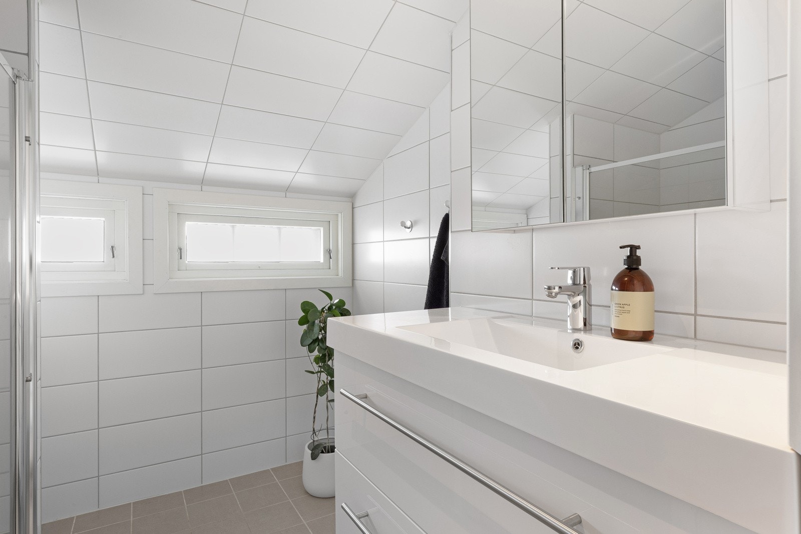 Badet ble renovert i 2015 og har flislagte vegger og gulv, elektriske varmekabler samt et flislagt tak med innfelte downlights. Galleribilde