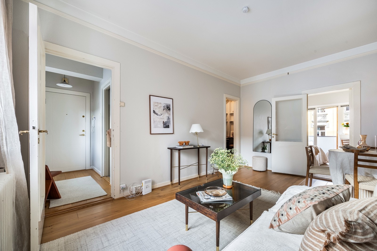 Oppholdsrommet er av god størrelse hvor du kan invitere til hyggelige middags- og filmkvelder Galleribilde