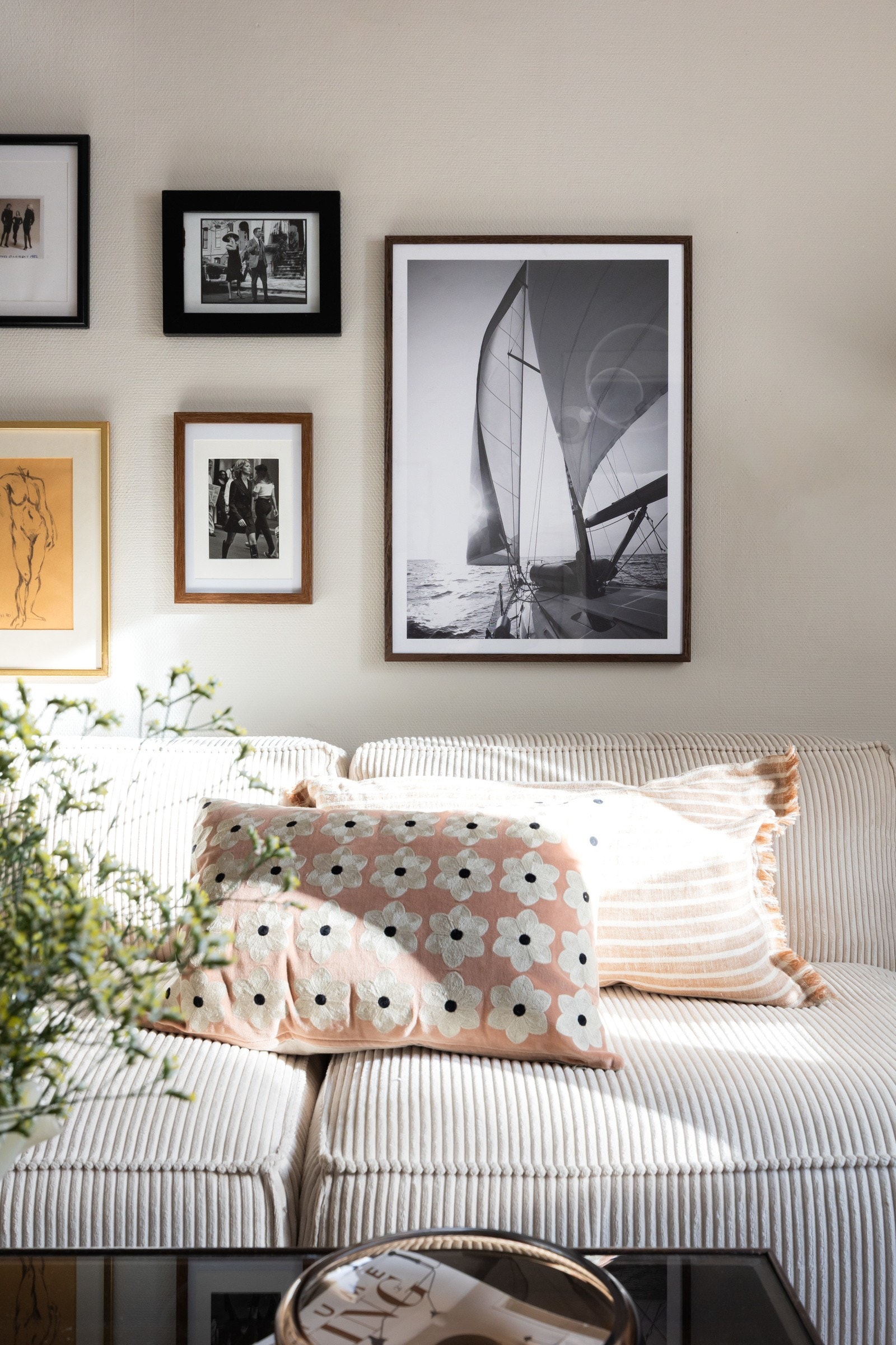 I stuen er det strietapet på veggene, parkett på gulvet og slett malt himling Galleribilde