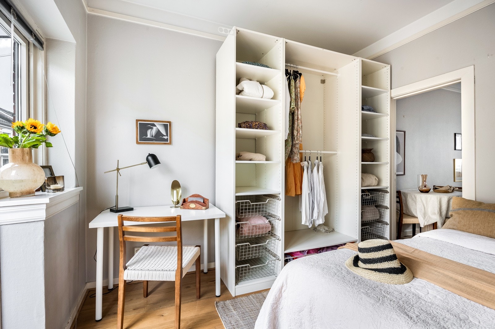 Praktisk garderobeskap, samt plass til kontorhjørnet Galleribilde