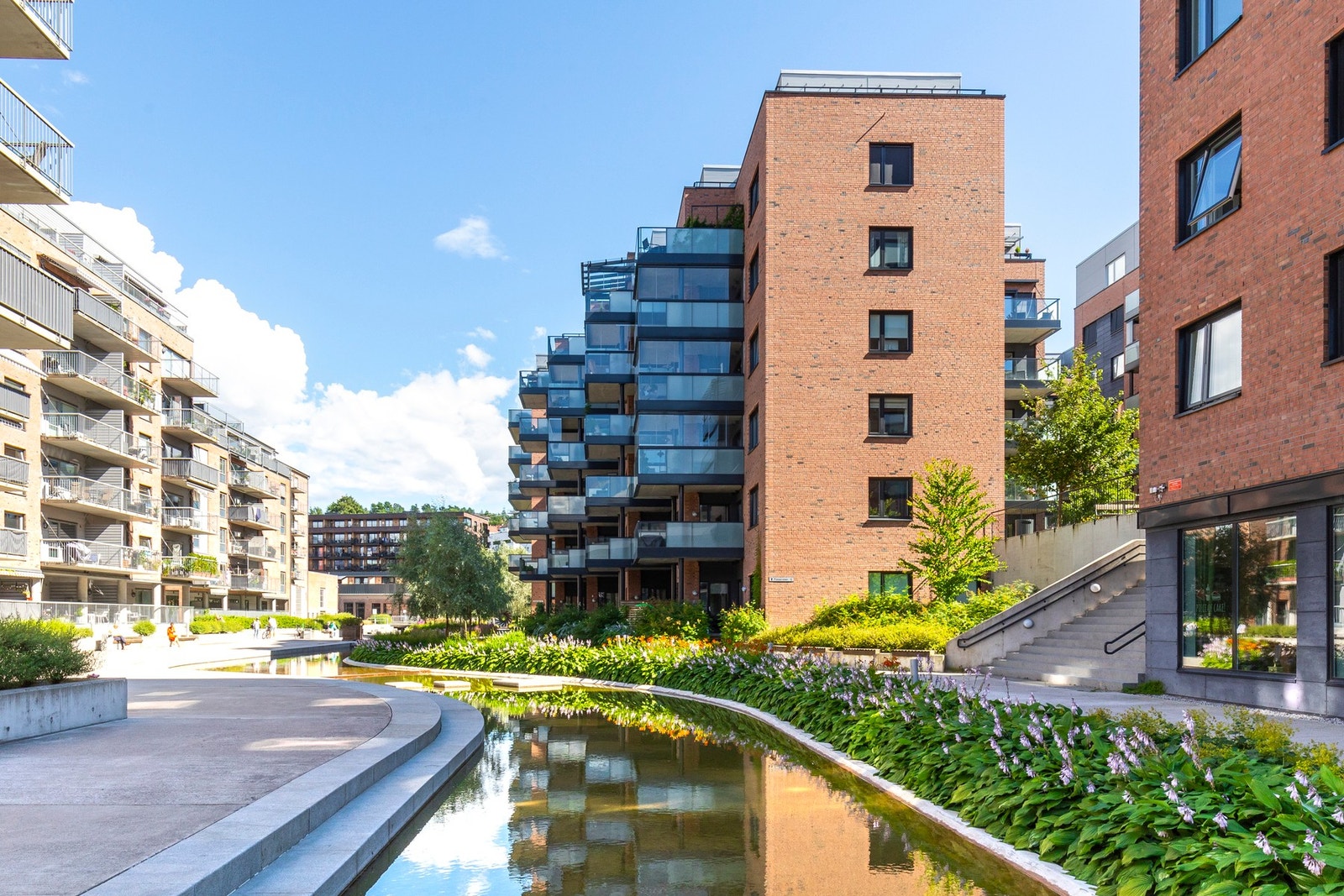 I vinterhalvåret kan du ta frem skøytene, og om sommeren er dette et fint sted å samles eller gå tur. Kværnerbyen er pent opparbeidet med elementer fra gamle Kværner Brug. Galleribilde