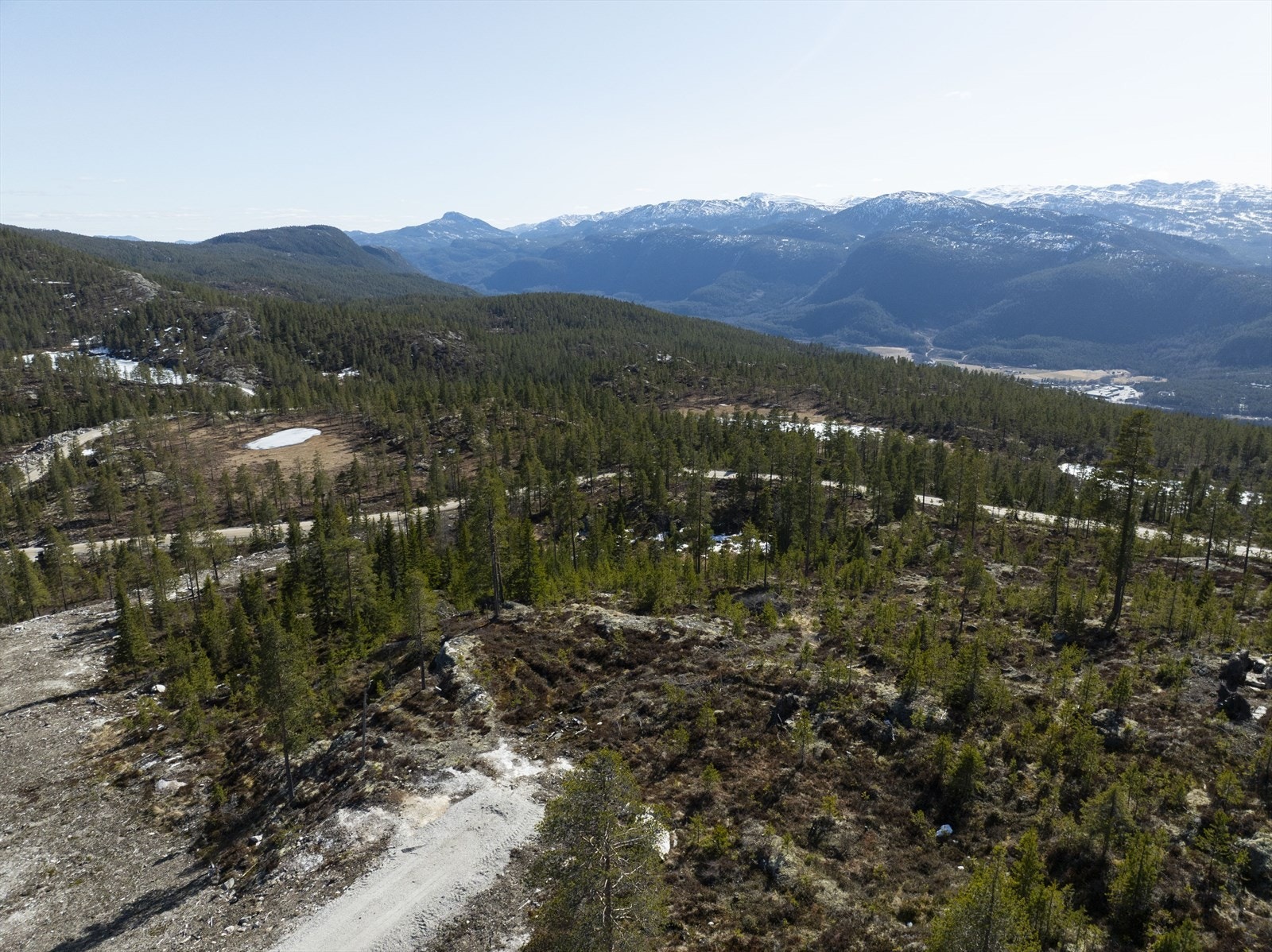 Fjellene man ser i det fjerne er Hestgjuvnatten, Høgevarde og Gråfjell Galleribilde