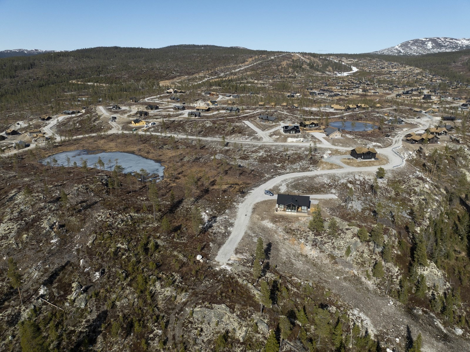I bakgrunn ligger Turufjell, med fasiliteter som Skianlegg, et variert langrennsnett, fine turområder og fiskevann, lekeplasser, sykkelstier m.m Galleribilde