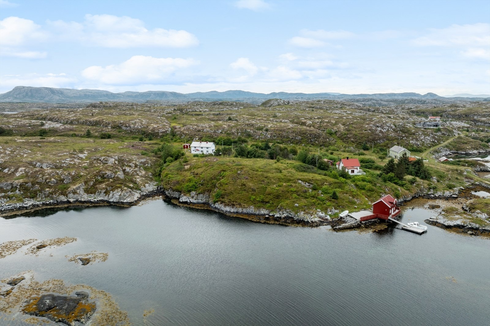 På eiendommen har du eget sjøhus med brygge. Galleribilde