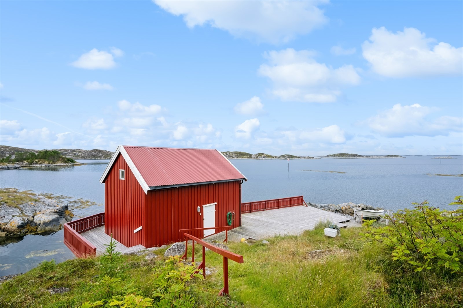 Eget sjøhus med brygge. Galleribilde