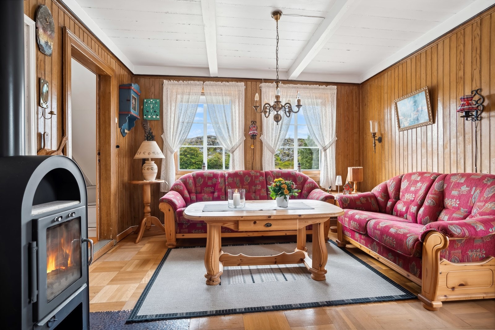 Her kan du nyte varmen fra peisen og flott utsikt. Galleribilde