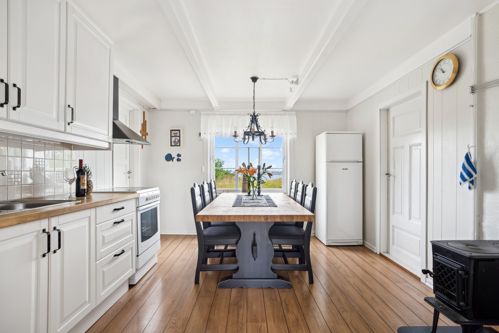 Solid kjøkkeninnredning med god oppbevaringsplass i skuffer og skap. Galleribilde